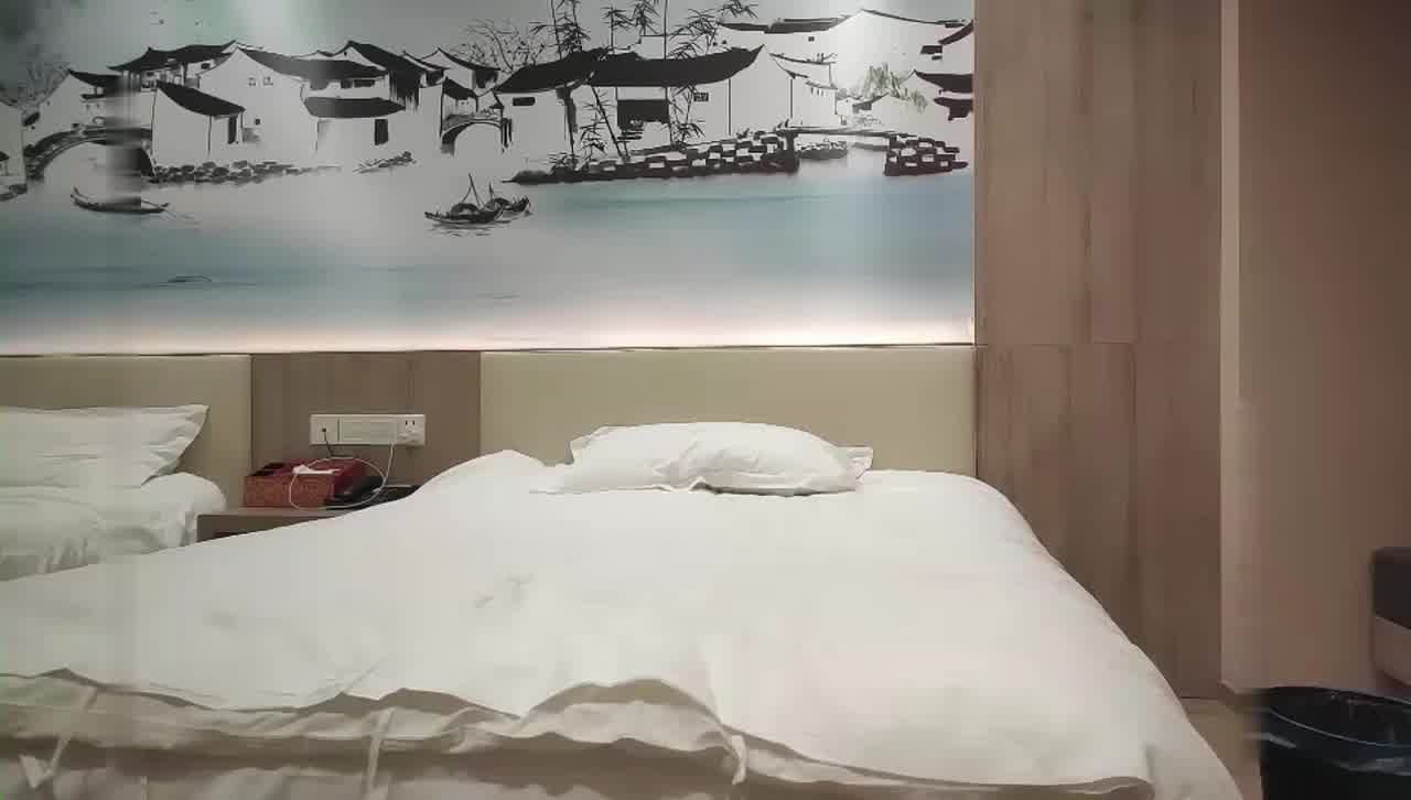  两兄弟嫖妓，一个把门，一个艹，口交舔弄69舔逼，大力抽插猛操，叫声走廊都能听得见。 的剧照4