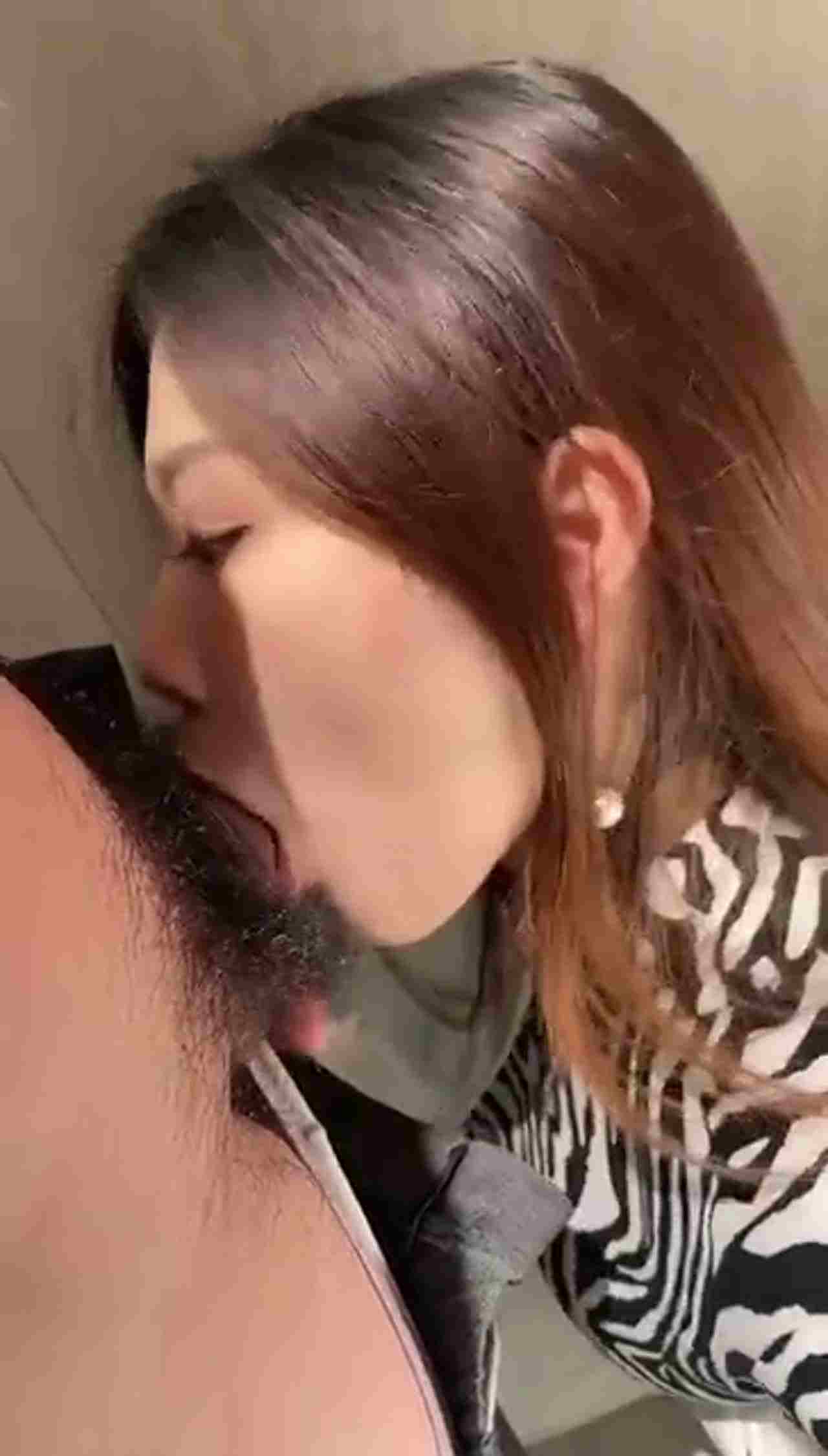  基本都是露脸美女如云各种表里不一，主动吃鸡巴样子可真淫荡 的剧照2