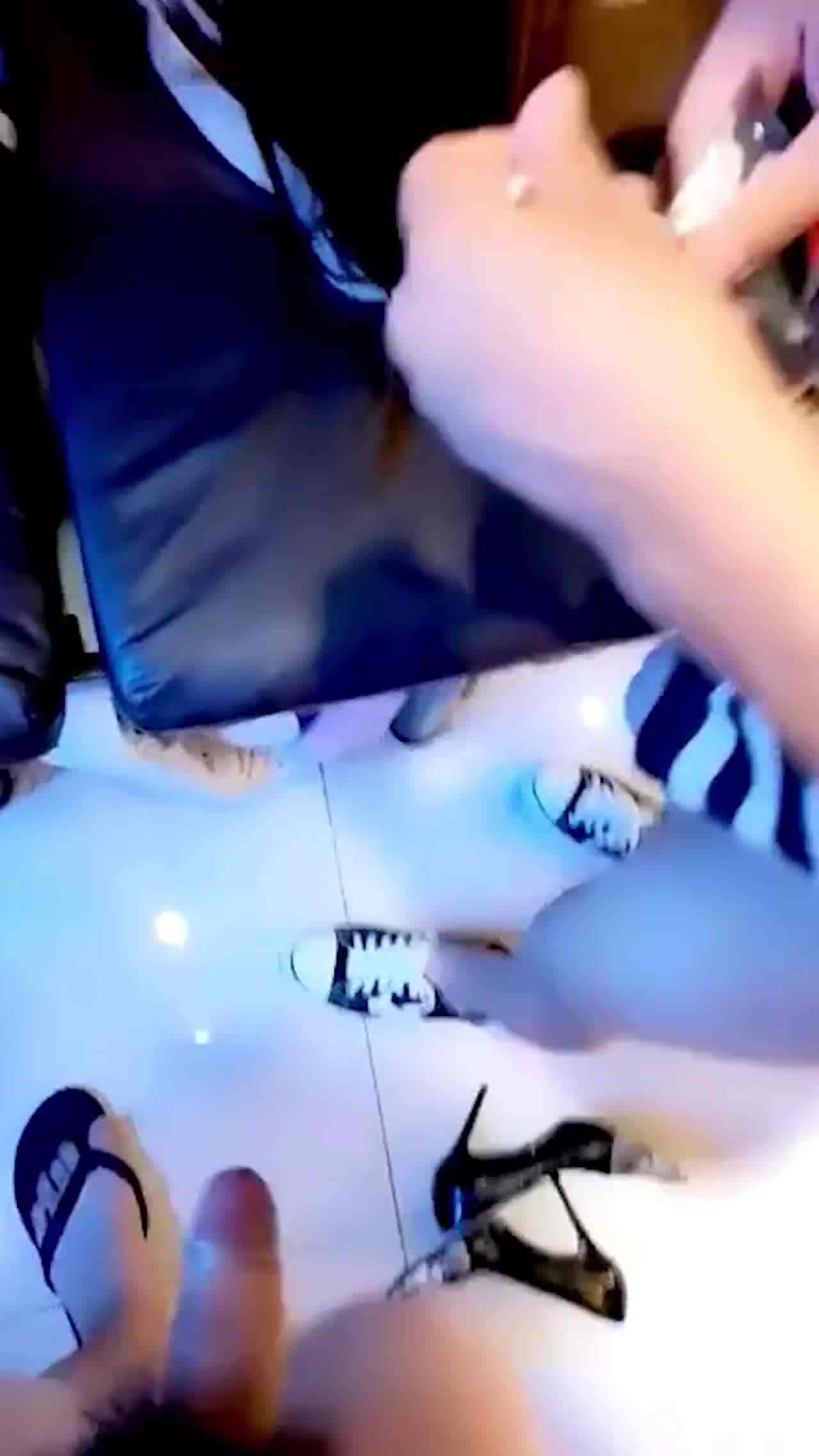  骚气妹子理发店多人运动 的剧照1