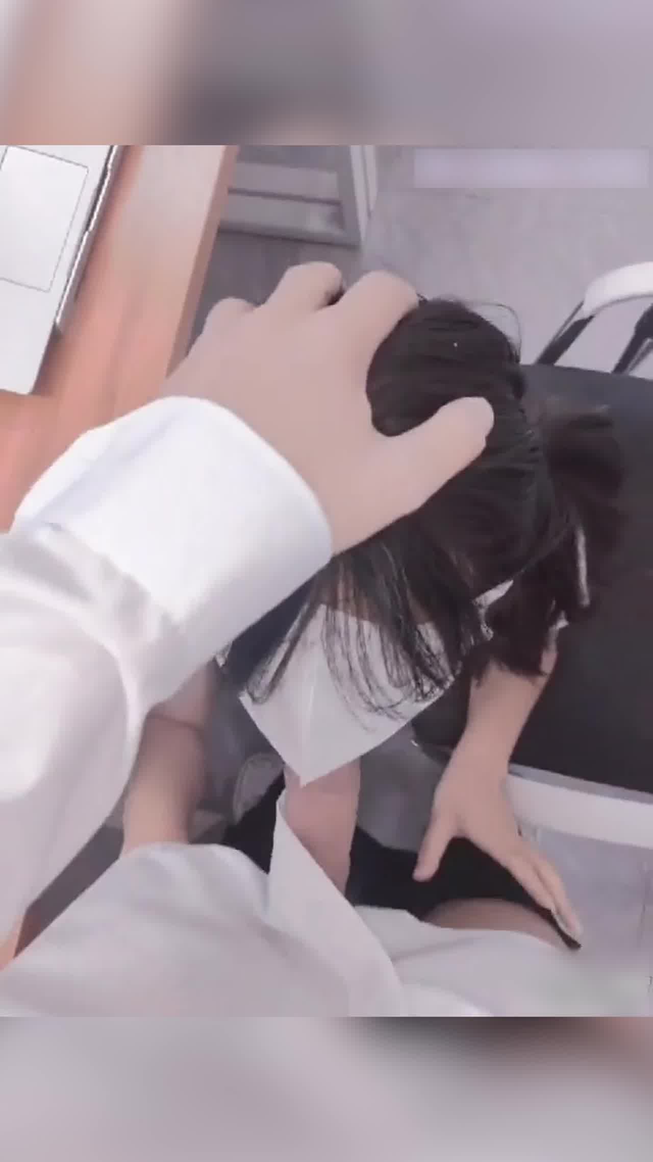  正上班呢淫荡的小秘书主动爬到办公桌下面偷吃大鸡巴，小骚货办公室里想淫叫又不敢叫太刺激了 的剧照10