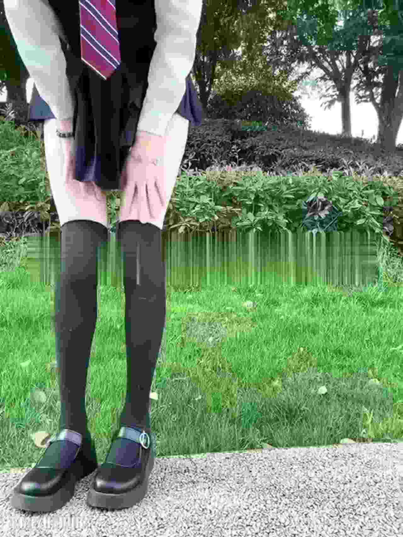  小萝莉被调教成小母狗户外露出尿尿 的剧照2