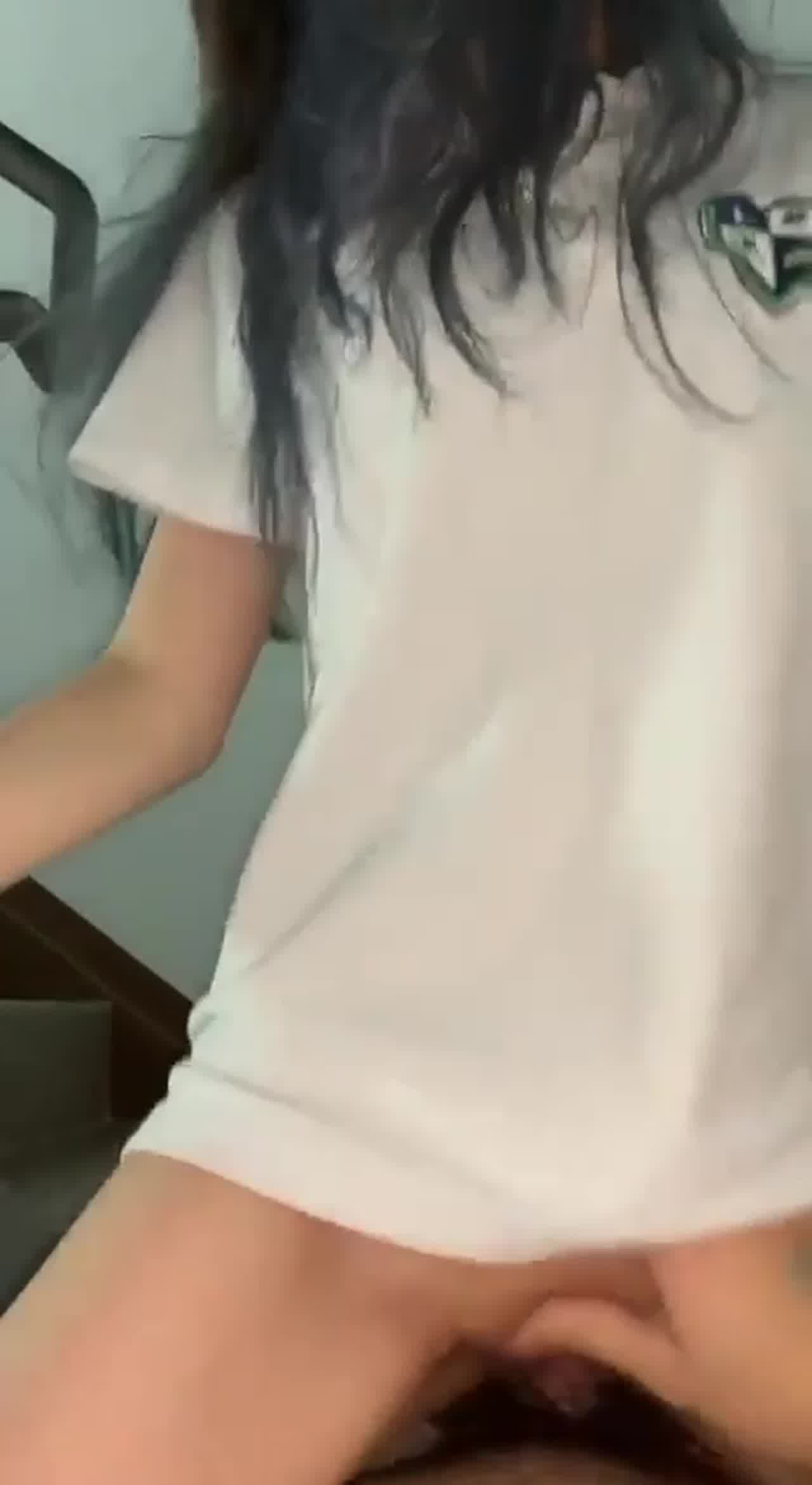  逼真嫩的大学妹子骑乘 的剧照5