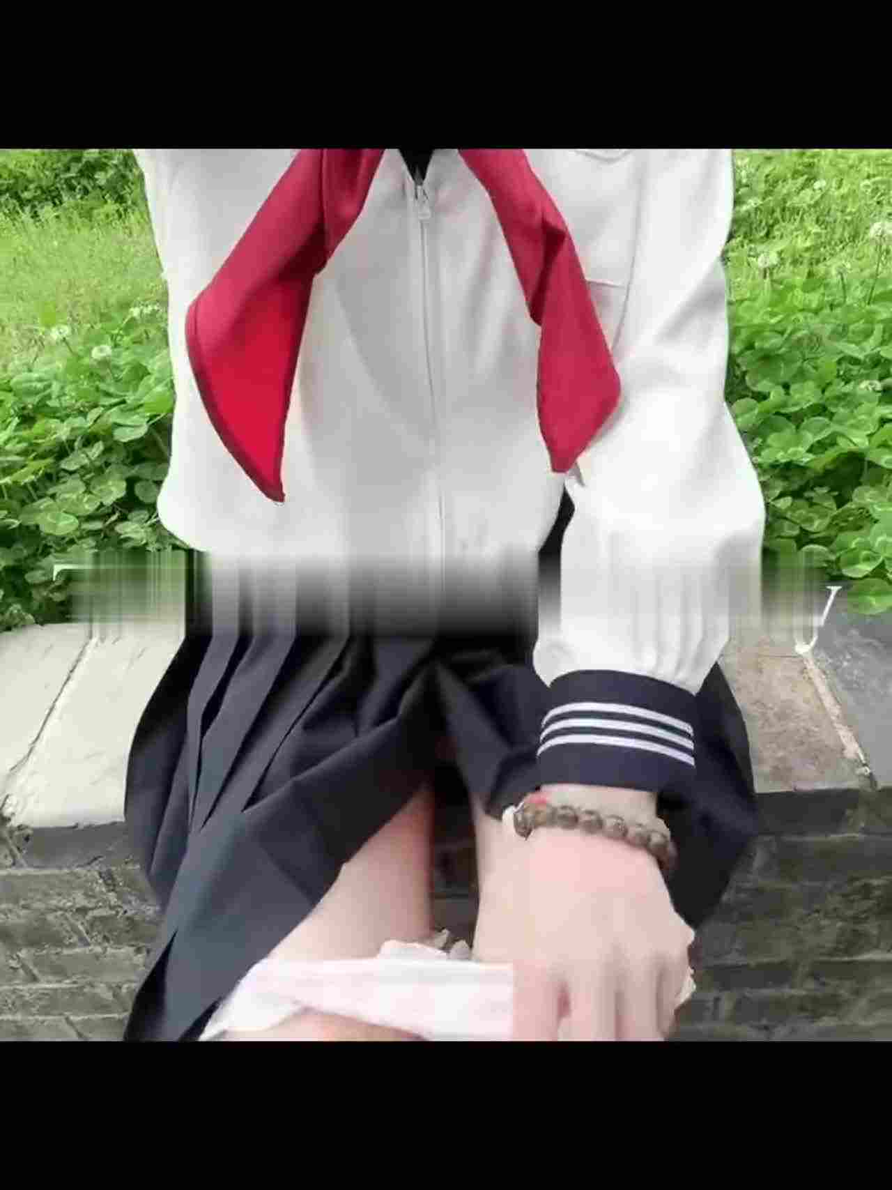  无毛骚逼户外大胆露出尿尿 的剧照1