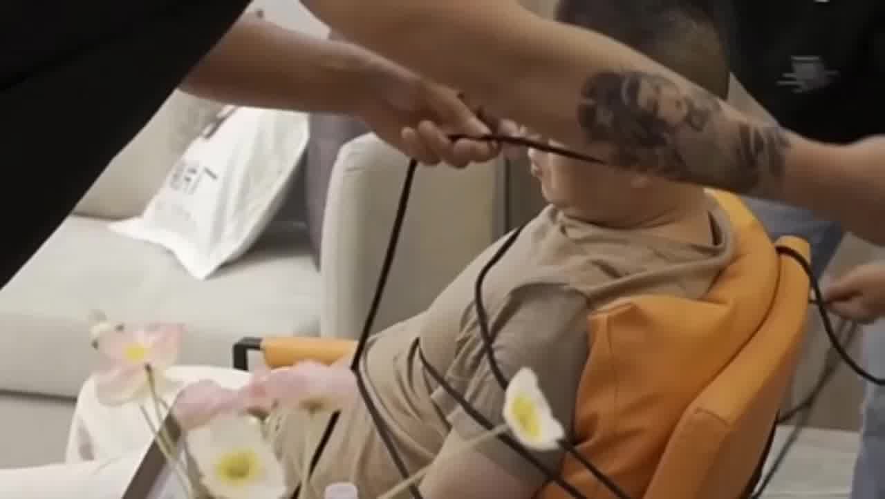  内容精彩不容错过4名黑衣人上门强行讨债把债主绑了当男人面把母女三人强奸，开始挣扎反抗操爽后很顺从 的剧照2