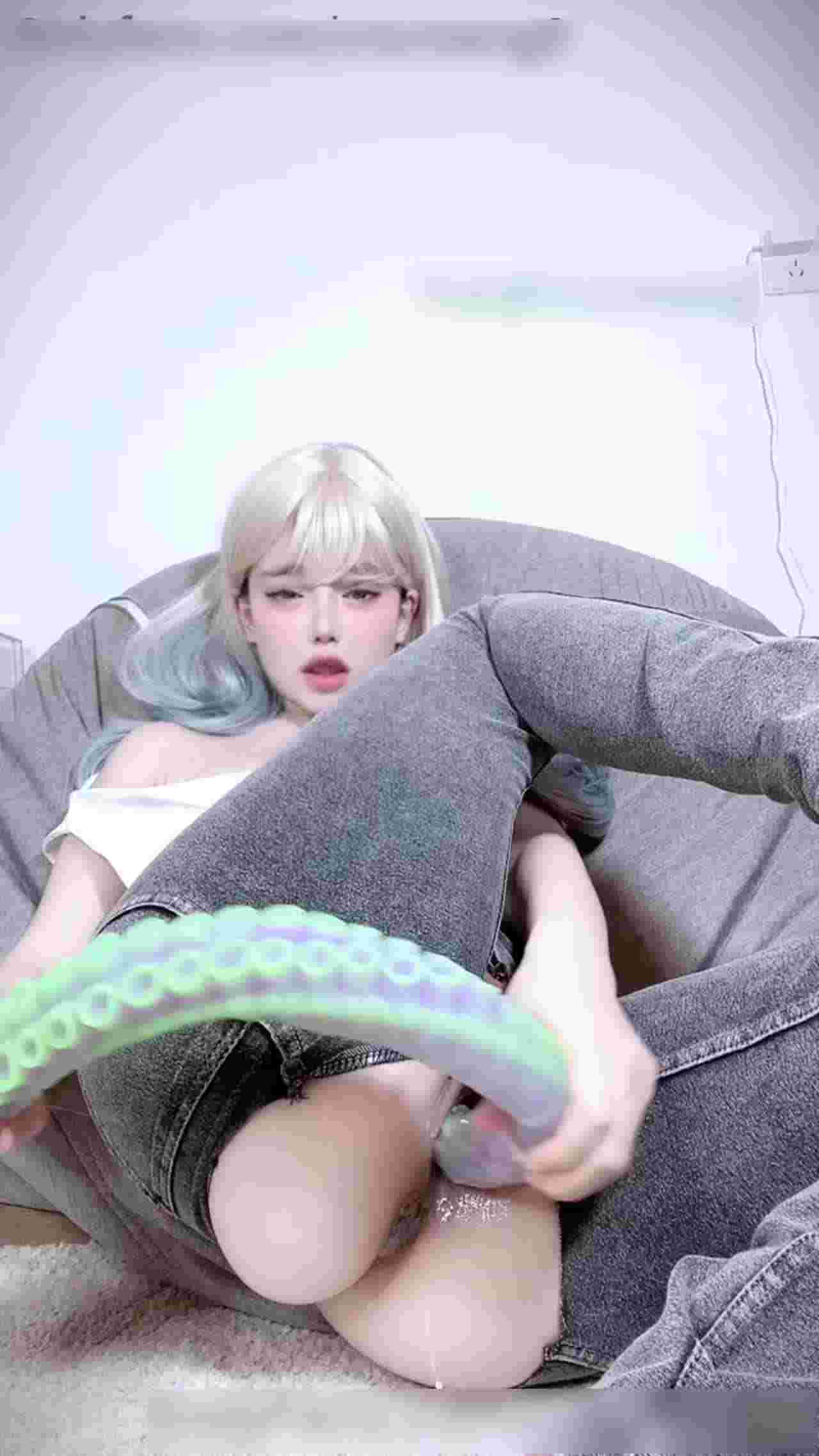  超长章鱼爪塞进小穴内激情自慰 的剧照8