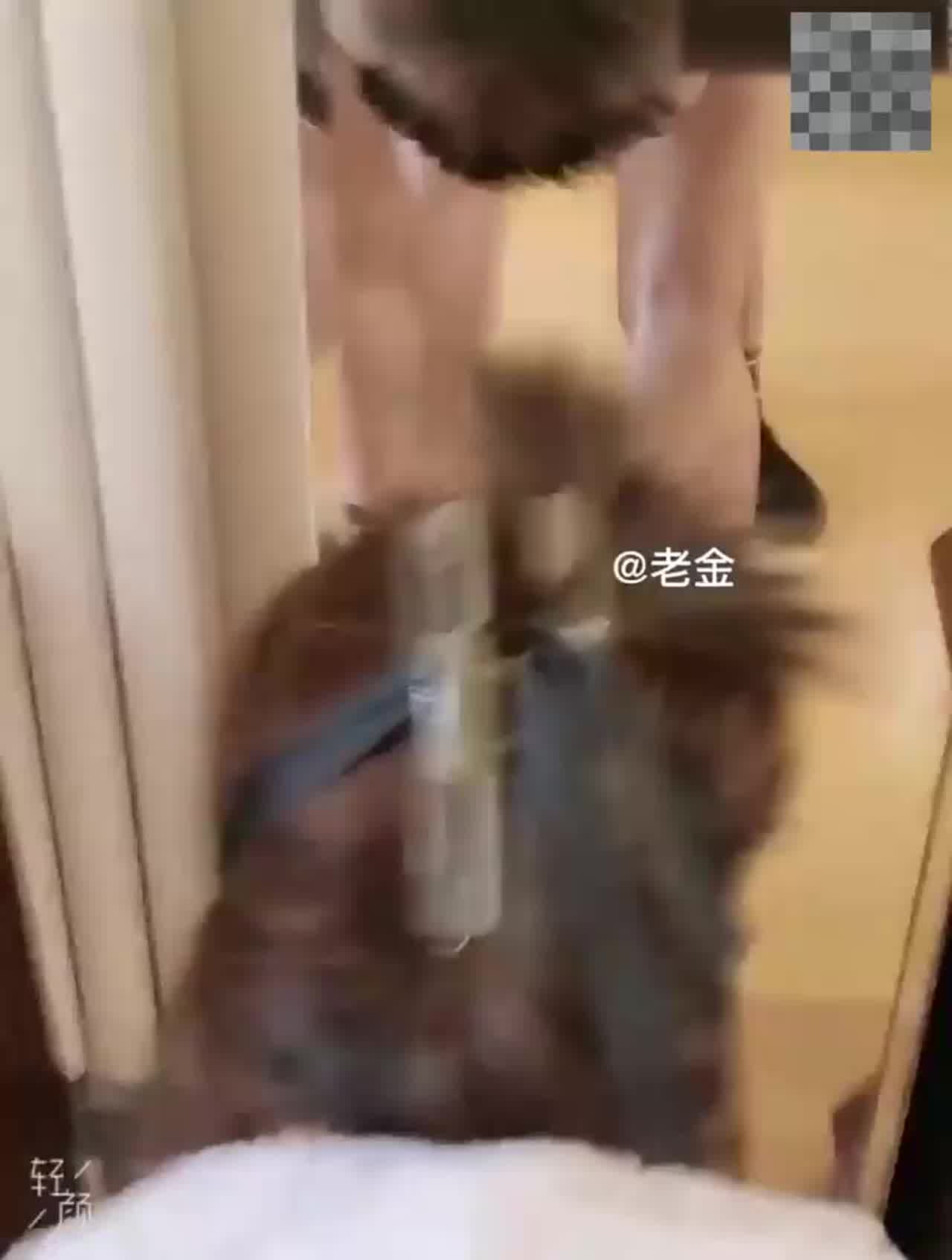  乱伦丈母娘  和穿旗袍丈母娘乱伦，媳妇怀孕待产女婿和岳母偷晴乱伦 的剧照1