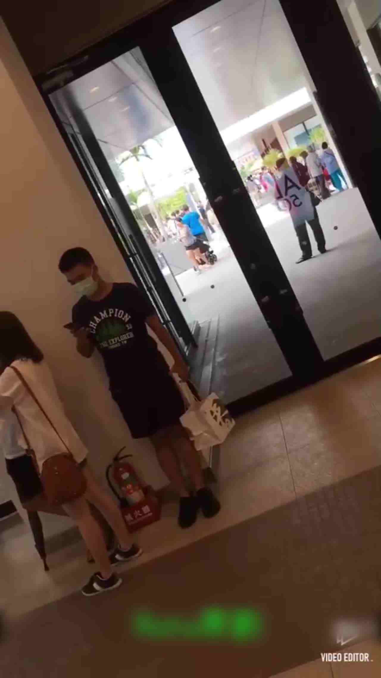  FB正妹网红被狼友跟拍 的剧照6