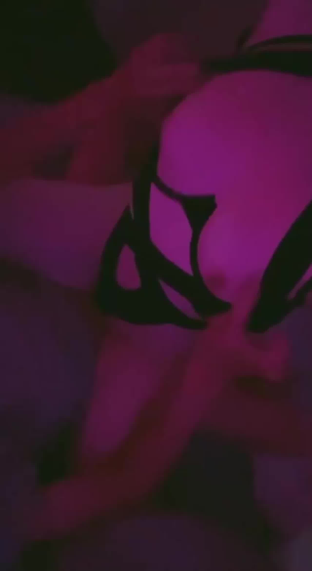  极品性感女神坐在我腿上卖力猛骑！ 的剧照10