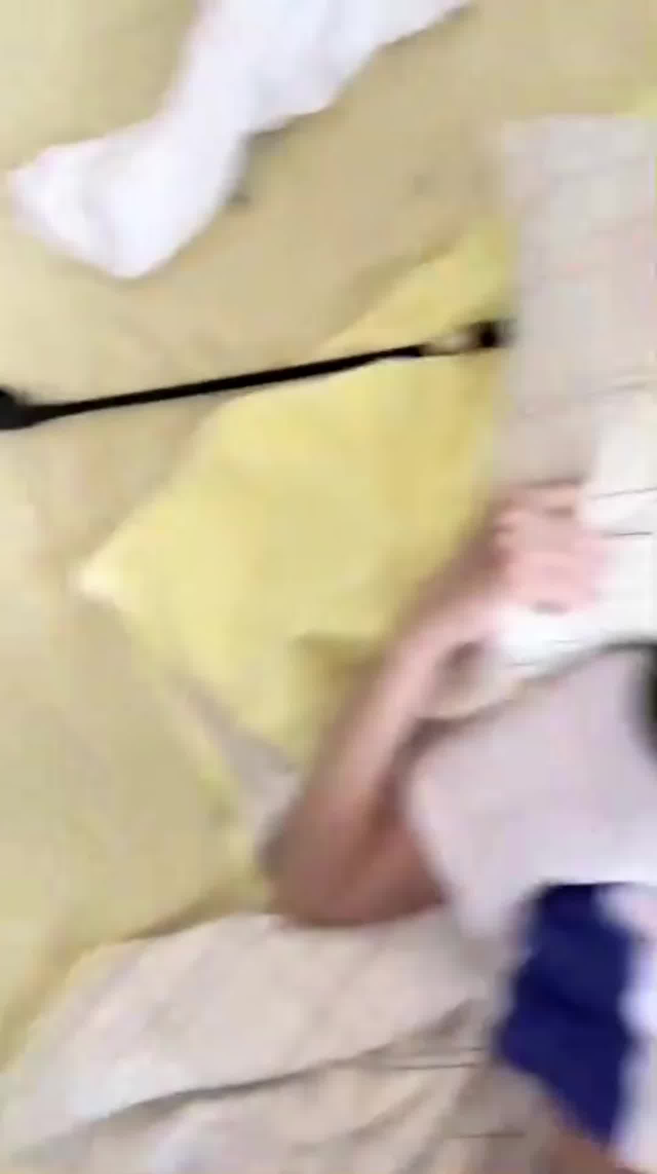  【真实父女乱伦】某短视频真实的母女共侍一男乱伦，这期妈妈不在身边，女主19岁父亲38岁 的剧照10