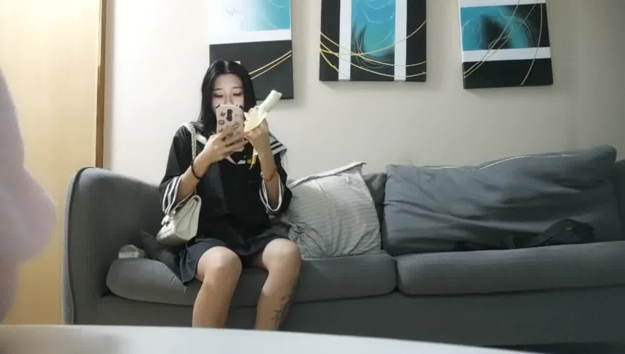  嗲嗲的绵羊音刚满十八岁光看颜值就是妥妥的极品太嫩了人好看声音甜美逼又紧 的剧照7