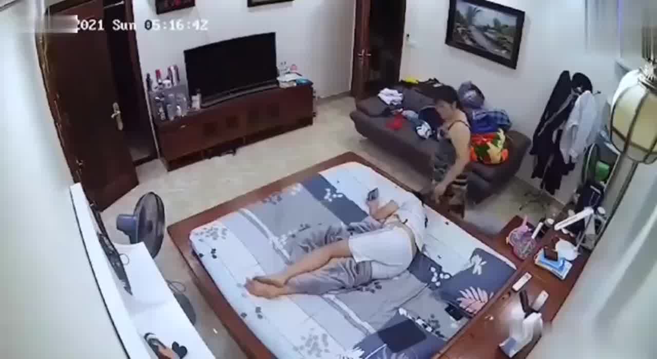  寂寞妈妈想和儿子乱伦 儿子在玩手机 妈妈趁机掏儿子的鸡巴 的剧照10