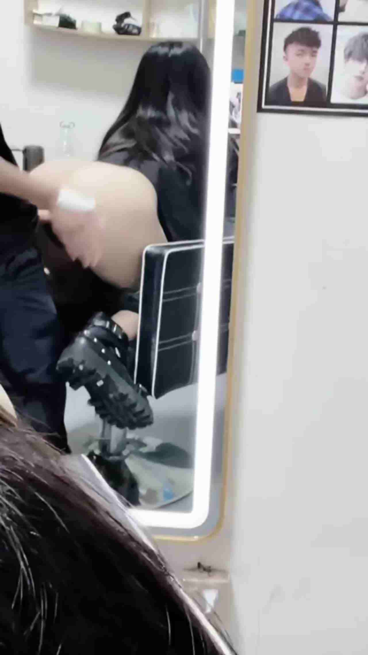  【真实勾引托尼老师】理发师扣两下逼就去关门，回来就看到她爽的喷水，把椅子和镜子喷湿了，别人还怎么坐啊 的剧照8