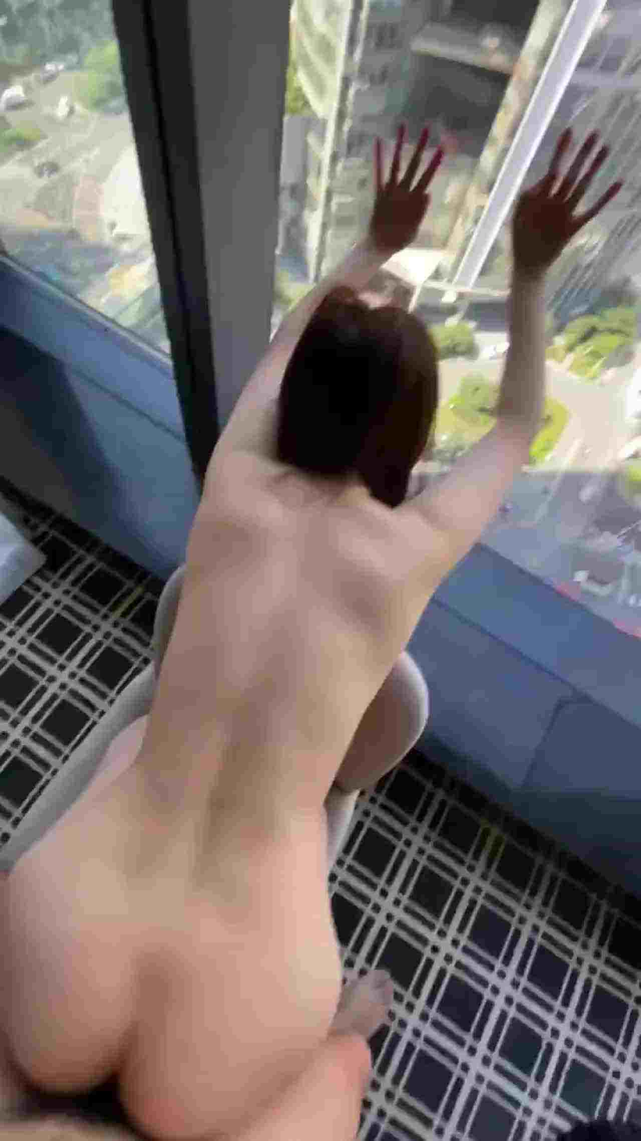  窗边后入短发骚妇 的剧照3