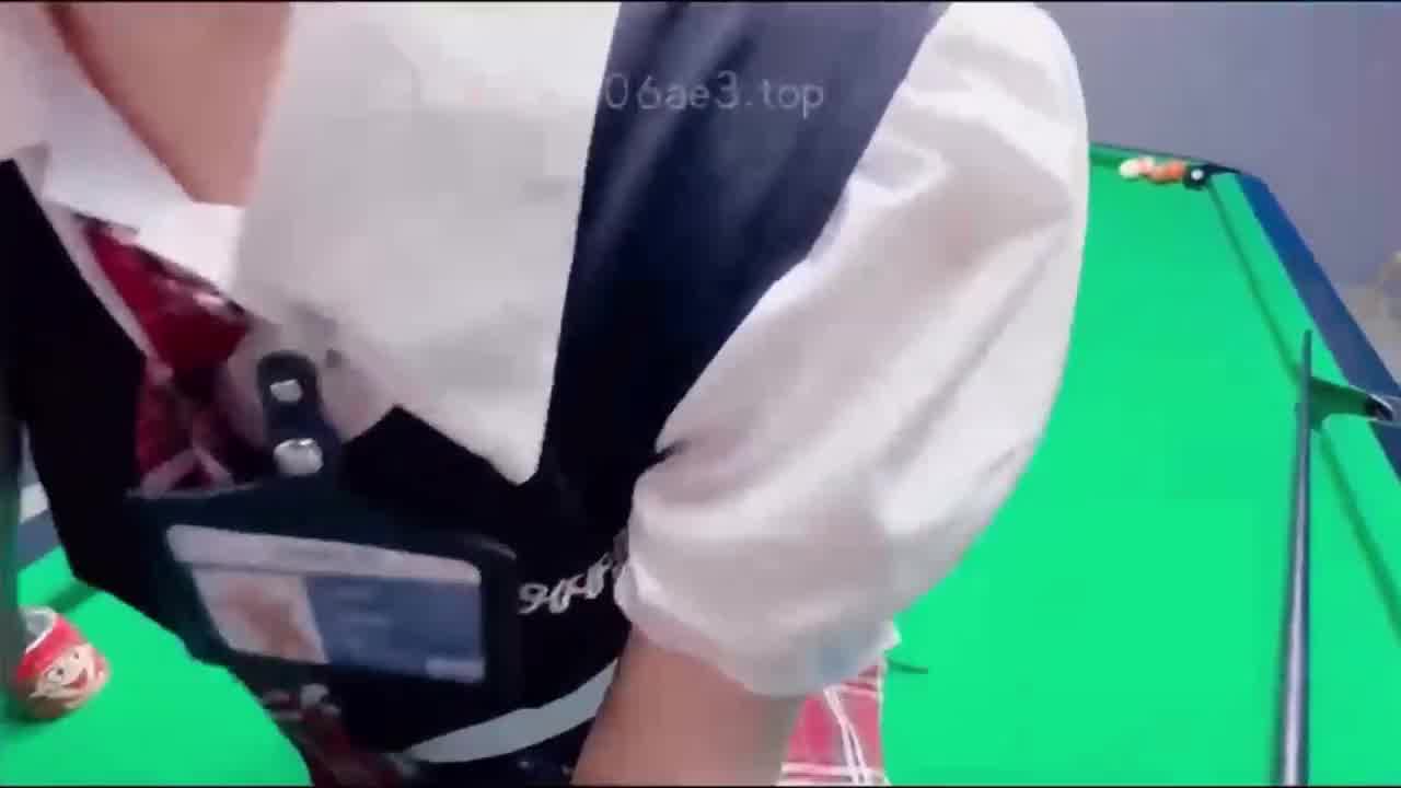  【台球桌上乱伦自己妹妹】打台球还是捅妹妹？输掉后的惩罚，扣出好多淫水都流到桌上，然后直接后入内射 的剧照8