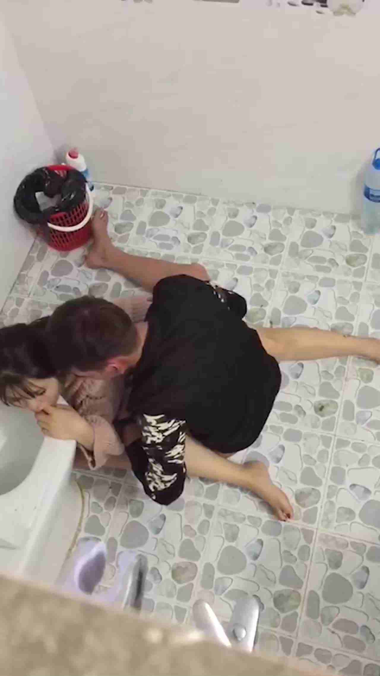  喝醉的美女趴在马桶上吐，来个捡尸的屌丝男把她内裤脱了想上她 的剧照8