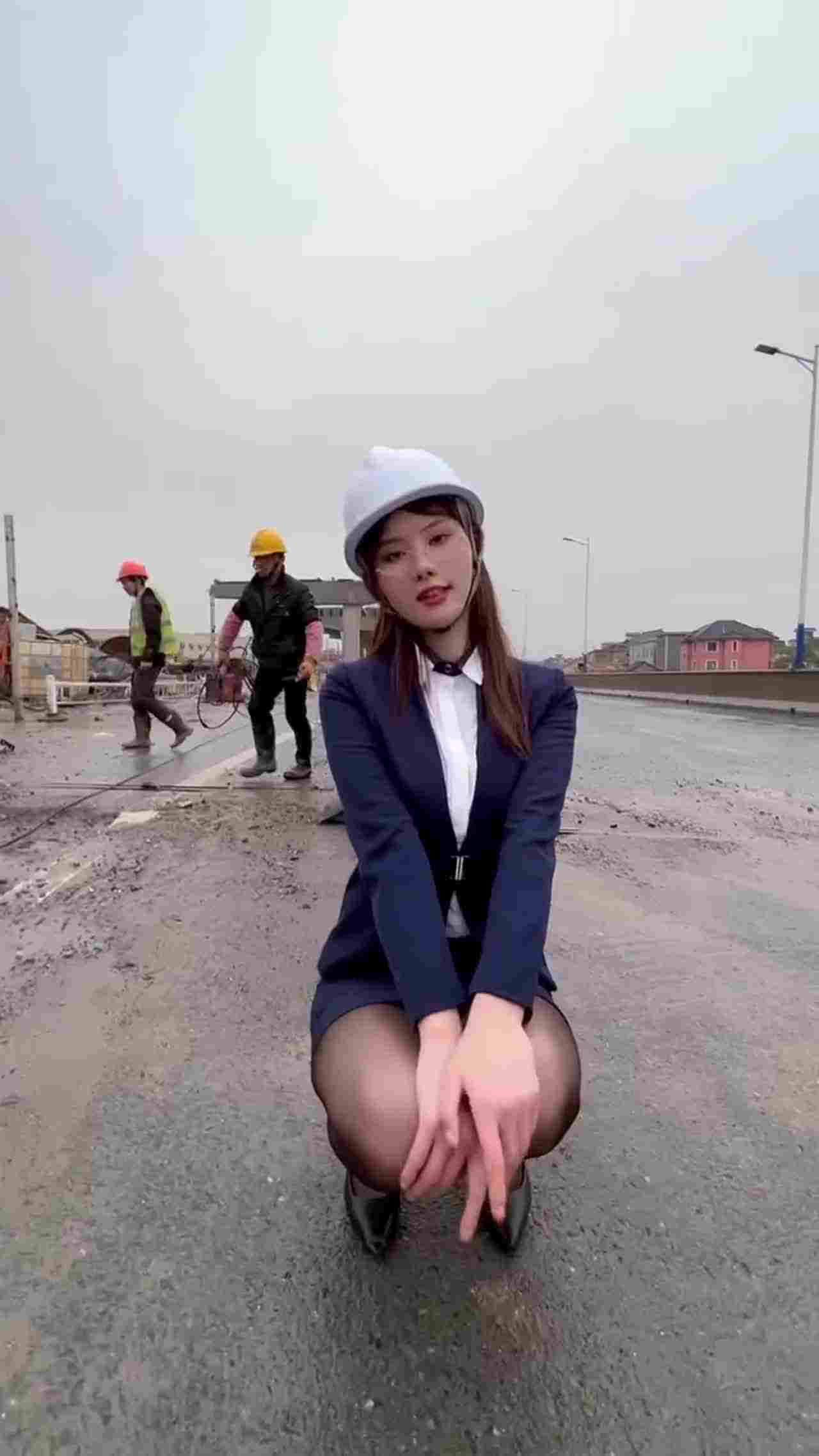  阿珠 公务员小姐户外视察工地骚样露出 的剧照9