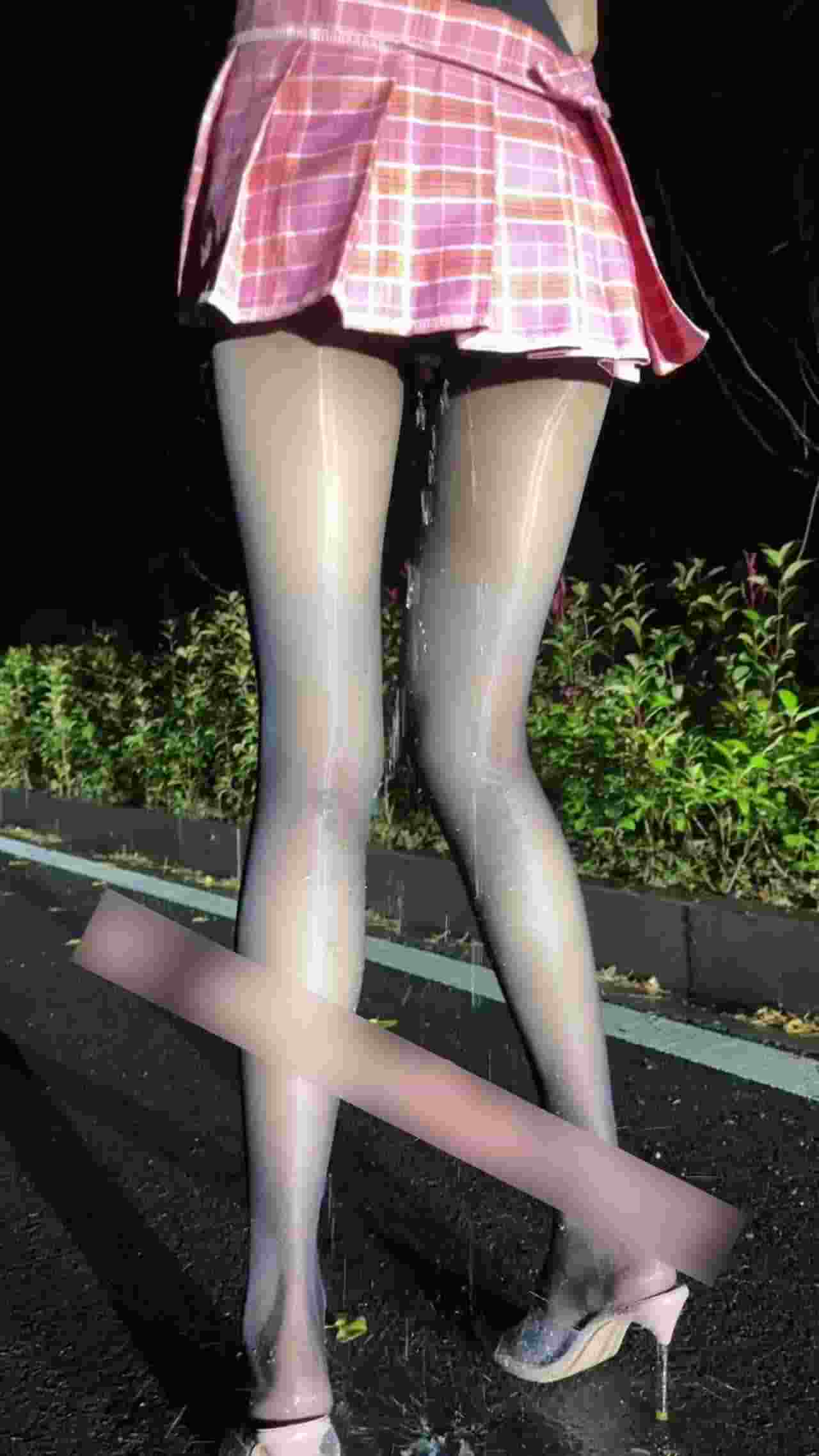  自购推特露出大神免费版-粉色JK和绿色JK，分别穿着油亮连体黑丝和高跟，塞着跳蛋走夜路，太爽淫水 的剧照2