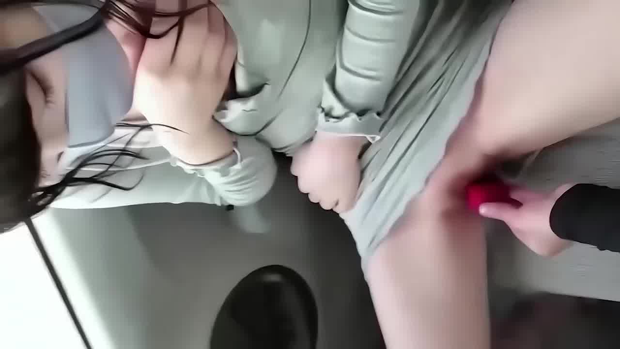  土豪20W包养一零白虎校妹，上车惊艳直接车震来一炮 的剧照6