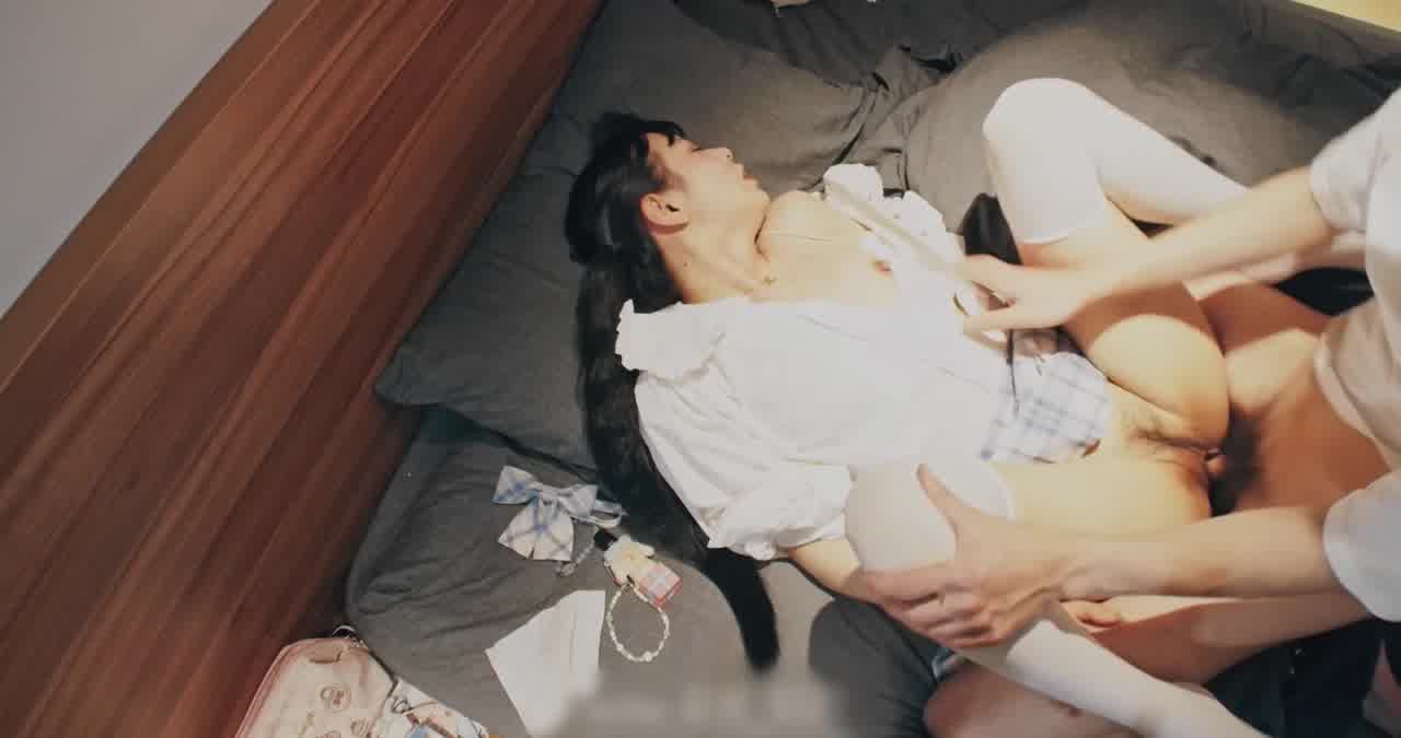  Jk白丝萝利害羞无套时表情超色 的剧照5