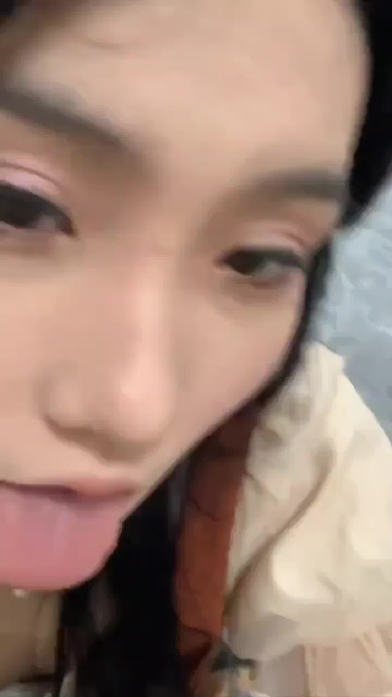  嫩妹帮哥哥舔鸡鸡这口活一定很爽 的剧照3