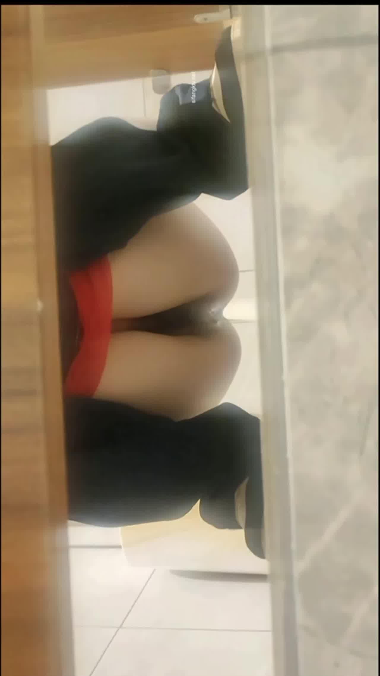  【偷窥不胜防】婚礼当天蹲守敬酒的新娘上厕所！高中厕所偷窥处女嫩B！等多部超强看点偷窥神作！ 的剧照6