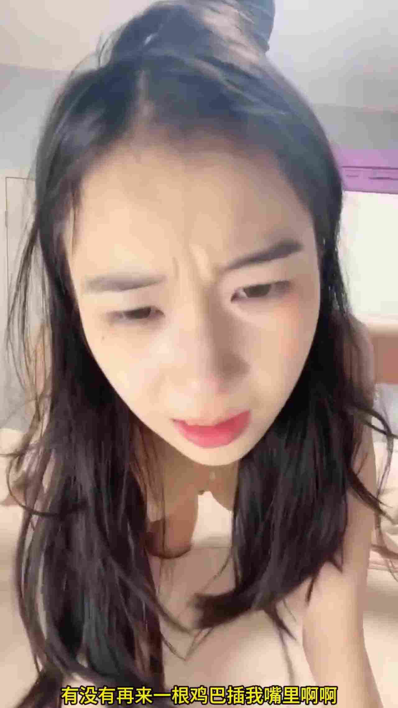  【纯精盆骚逼，反差到爆炸】先忍不住自慰喷射汁水四溅，勾引男主操她顶级炮架子， 这母狗叫的人心真痒啊！ 的剧照3