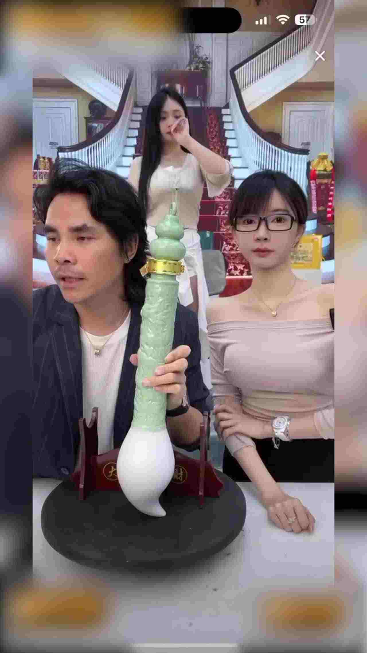  门事件 紧急告知家人们看直播时一定要学会善于发现亮点！因为这样总是能发现意想不到的美丽风景！ 的剧照10