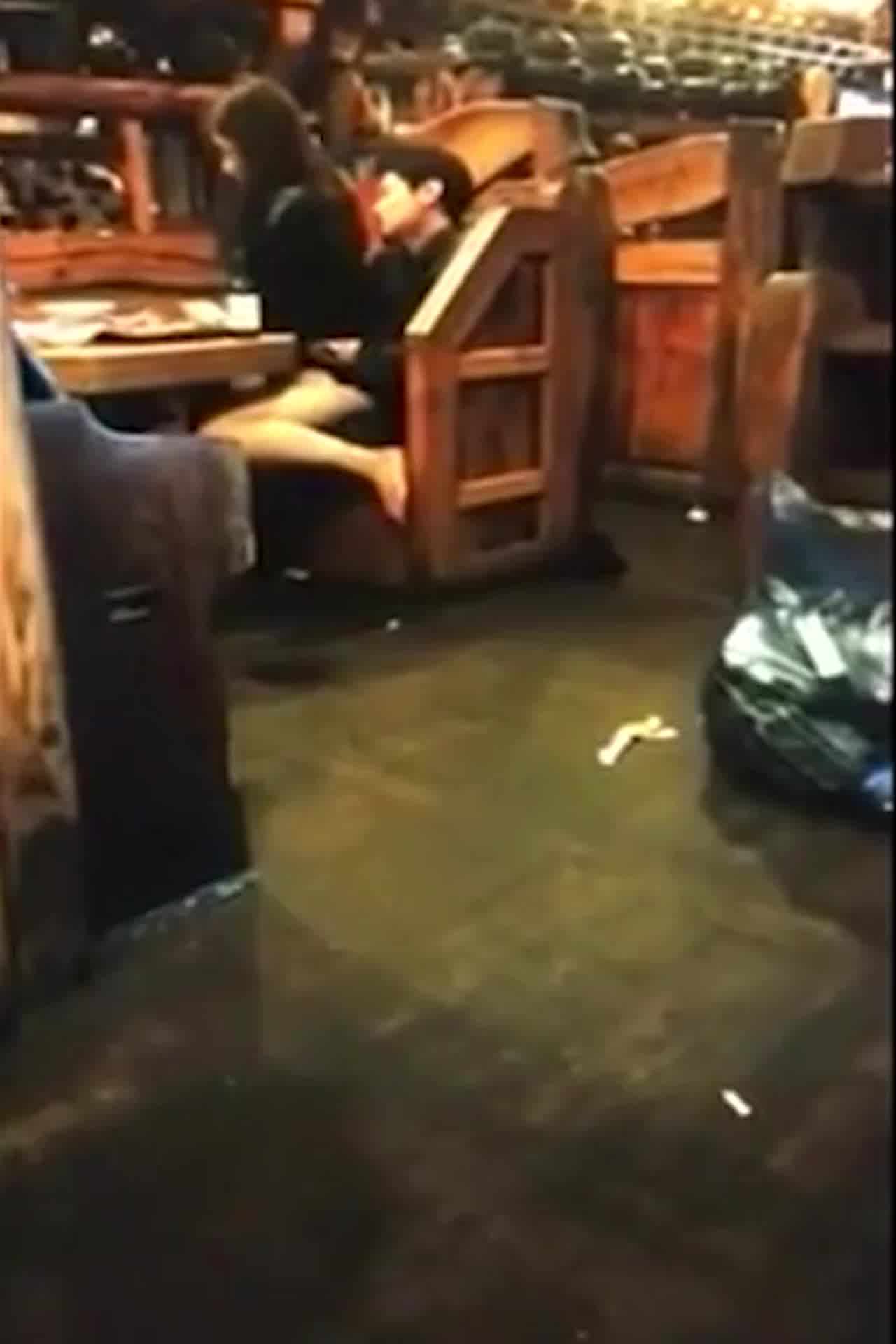  疯狂情侣在餐酒馆餐厅表演骑马 骚浪的模样完全被录下来 的剧照3