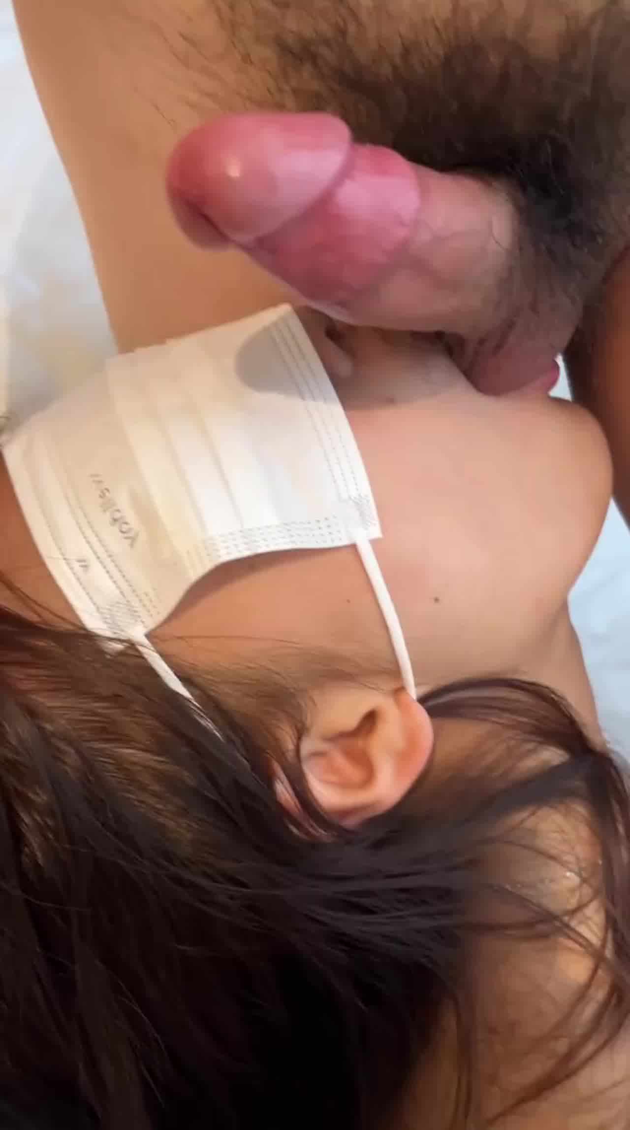  【不仅3p被俩体育生操，还被站起来蹬】长清大学黑丝aj姐，跪下舔兄弟鸡巴时候，直接站蹬后入 的剧照8