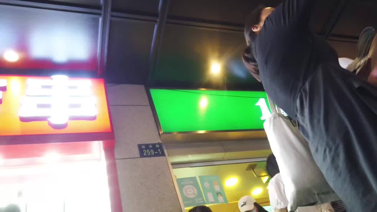  气质美女齐逼短裙蜂腰翘臀丁字裤 的剧照2