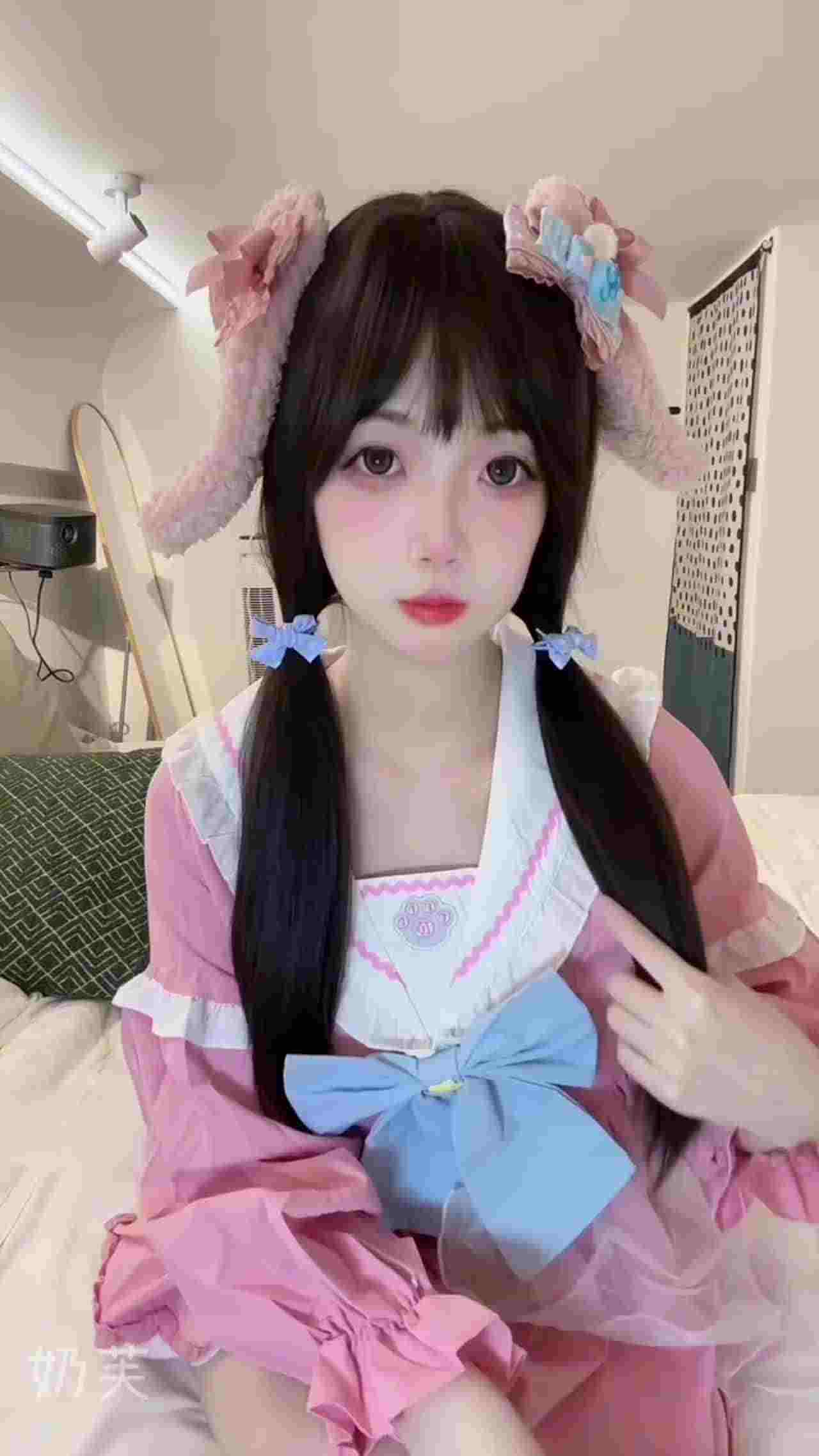  【最好的寸止女s博主！边自慰第一视角看逼挑战】脱下内裤塞到逼里，狗狗舔，你能在这种语言下坚持到射吗？ 的剧照1