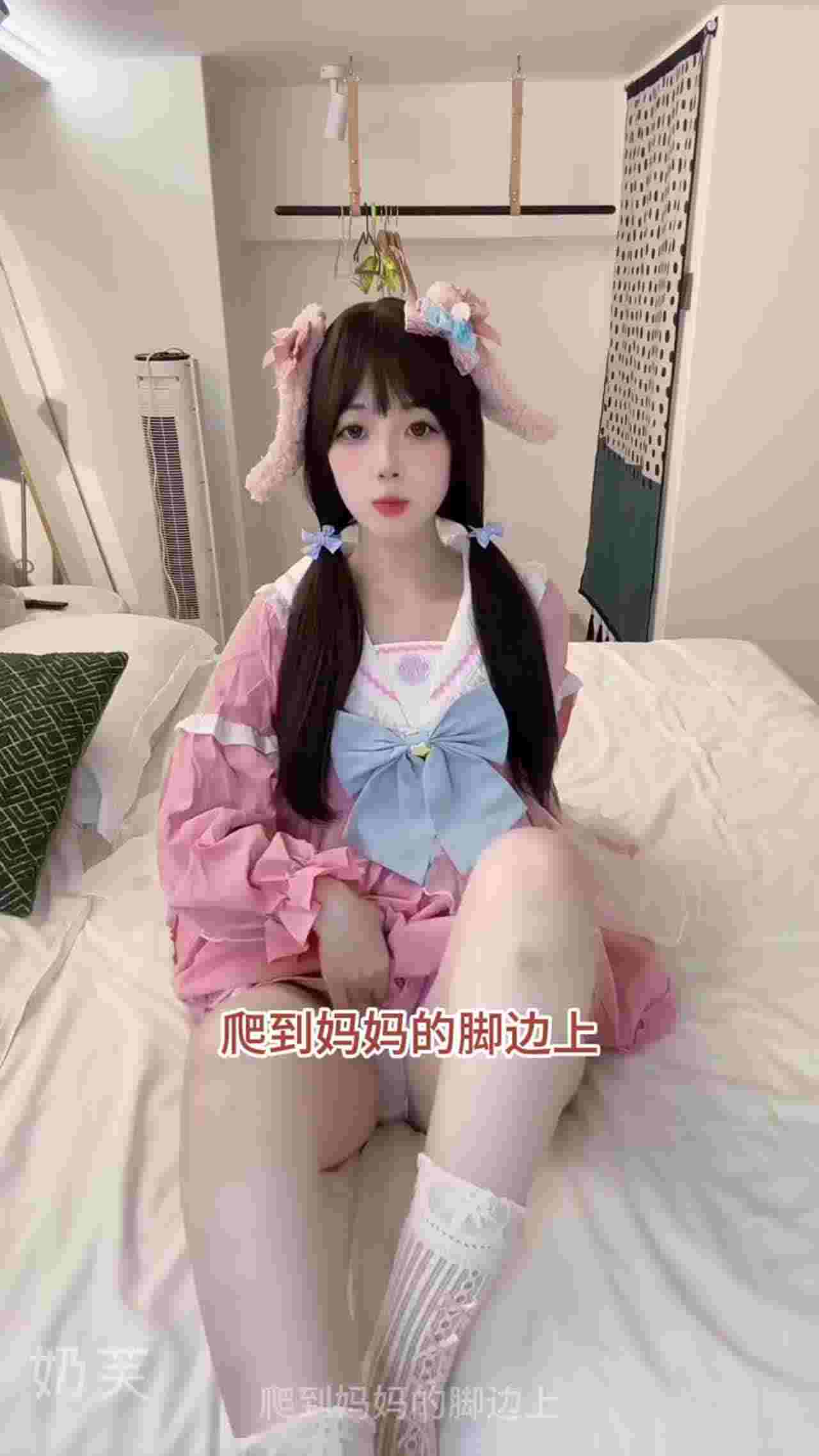  【最好的寸止女s博主！边自慰第一视角看逼挑战】脱下内裤塞到逼里，狗狗舔，你能在这种语言下坚持到射吗？ 的剧照5