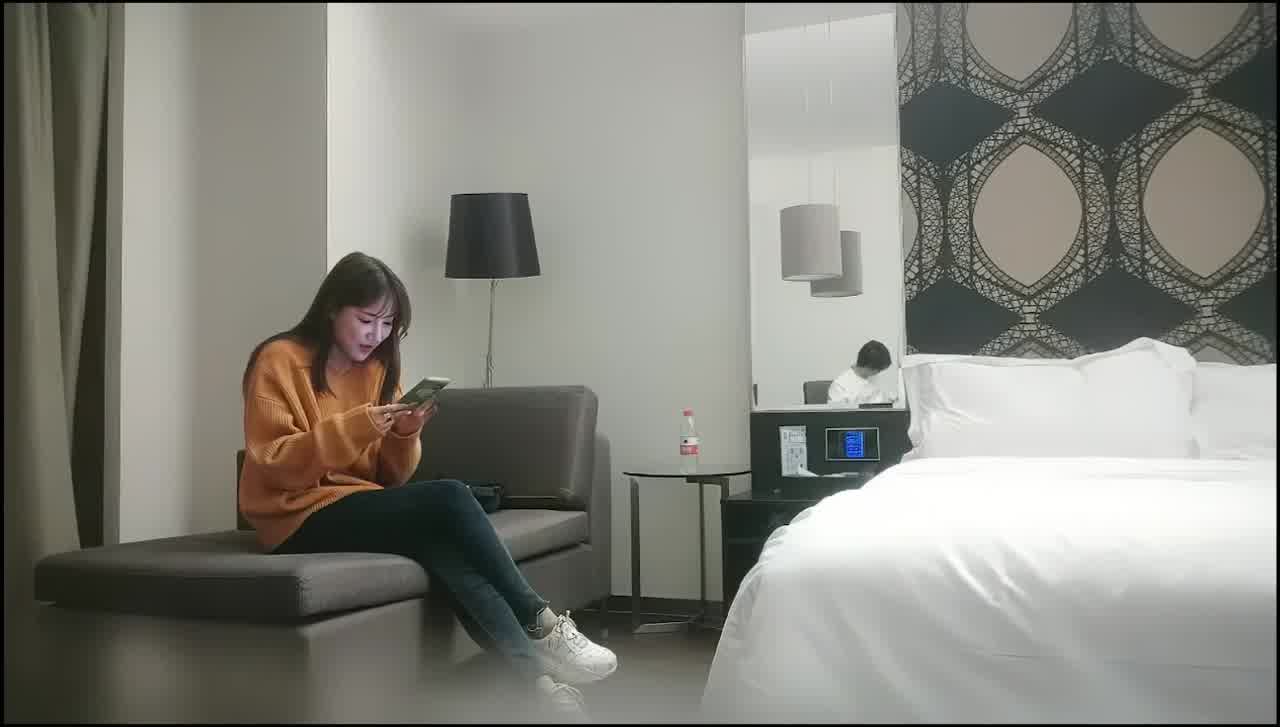  约操温婉可人极品车模，花式啪啪打桩机连操‘啊操死我了’对白精彩，拔套输出，干的妹妹哇哇大哭！ 的剧照1