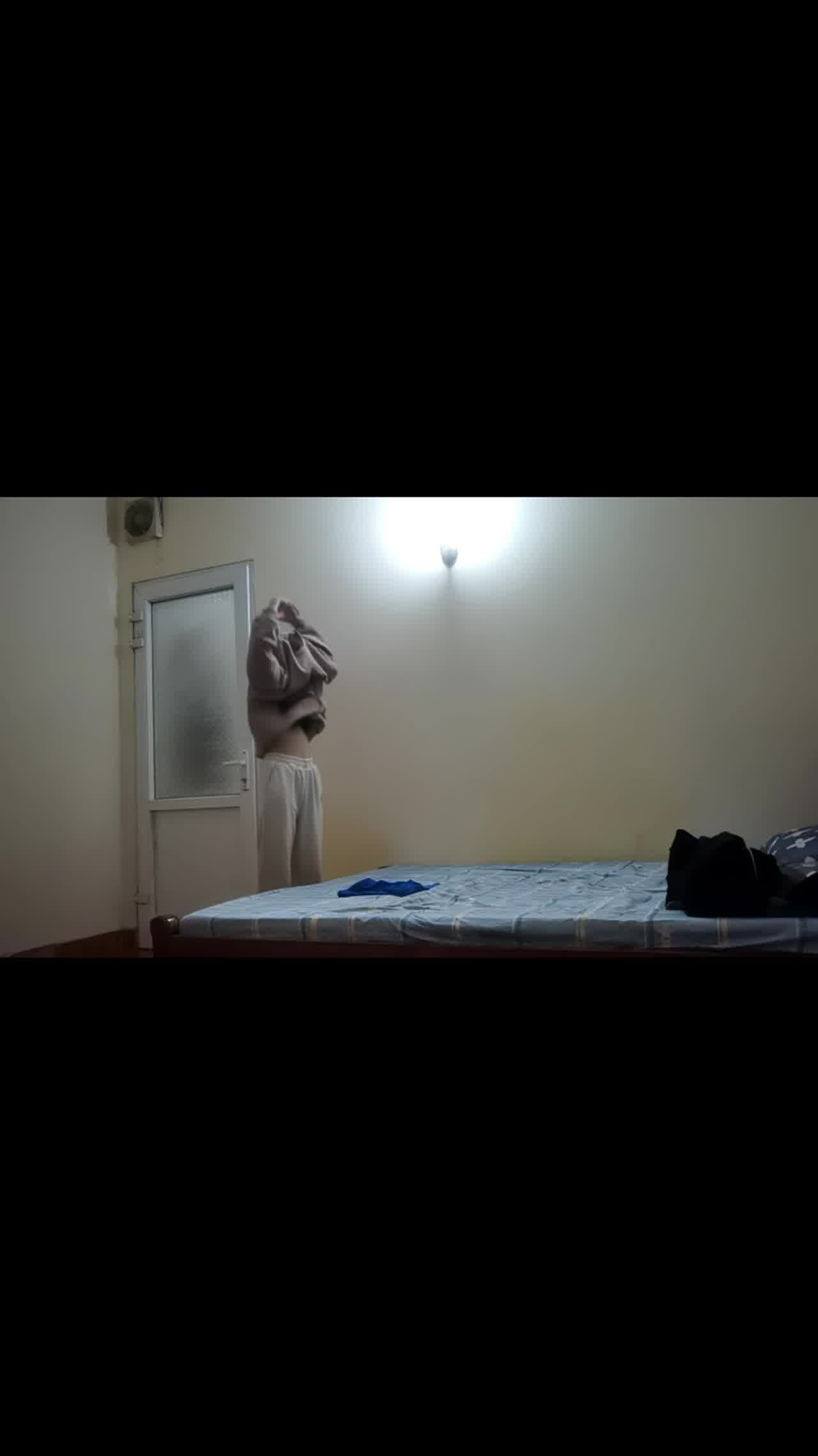  开发新地点【探访城中村】偶遇甜美文静妹妹，苗条贫乳，直接开操，张开双腿猛怼，太嫩了 的剧照3