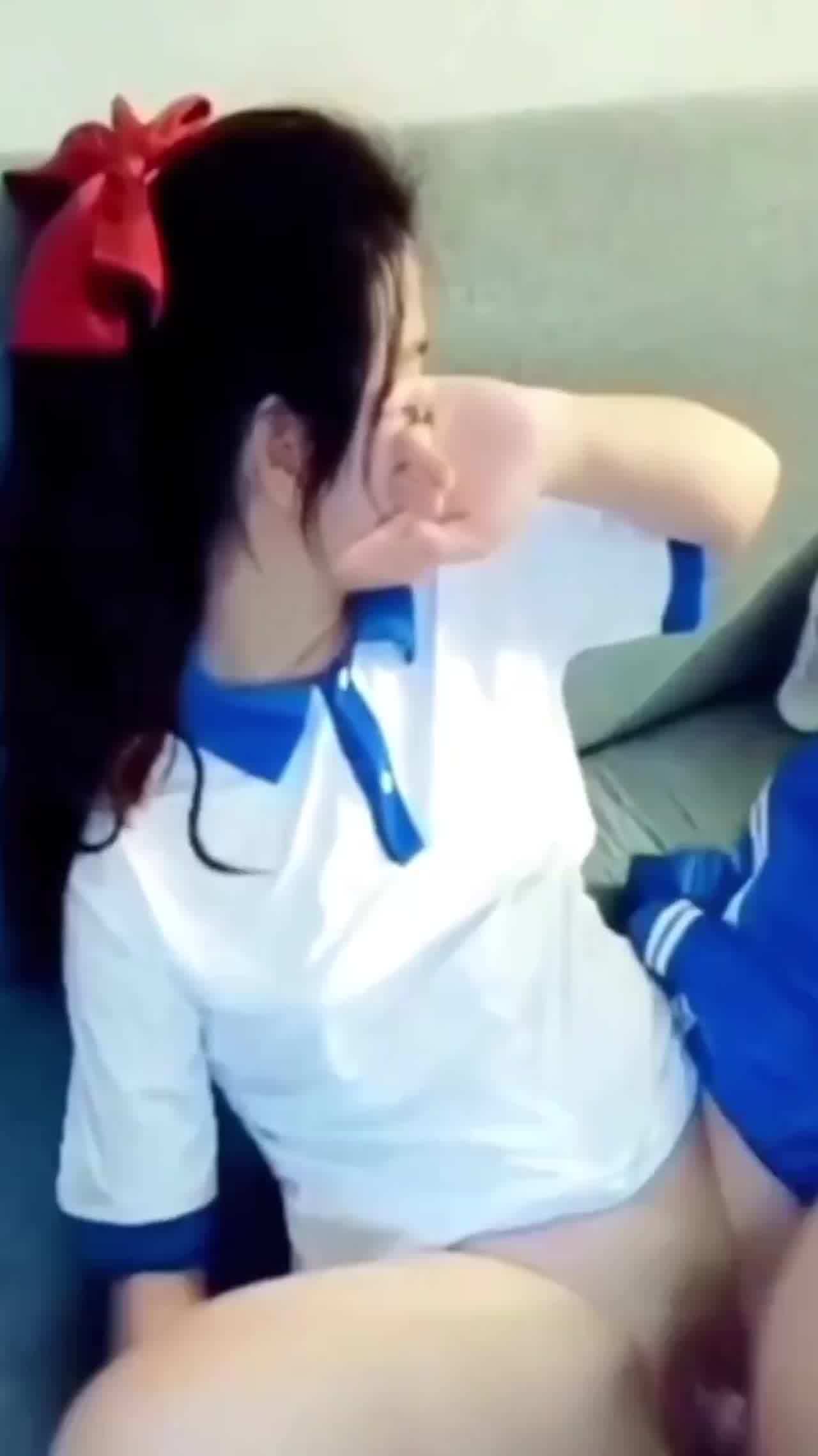  【PUA洗脑系列】单纯质朴初中小女孩，破处!口爆!教学楼开干!不能错过的破处幼女 的剧照3