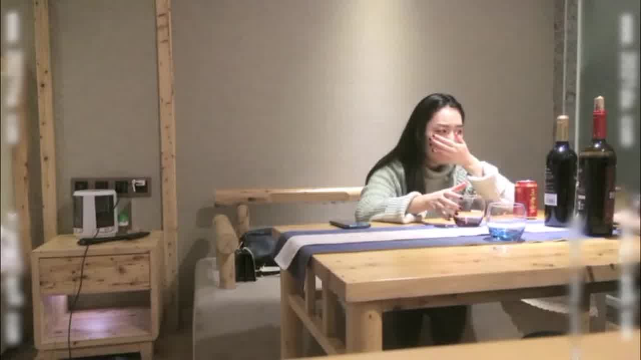  超扎心！白嫖探花博主诱骗迷奸极品纯情卖酒妹 的剧照6