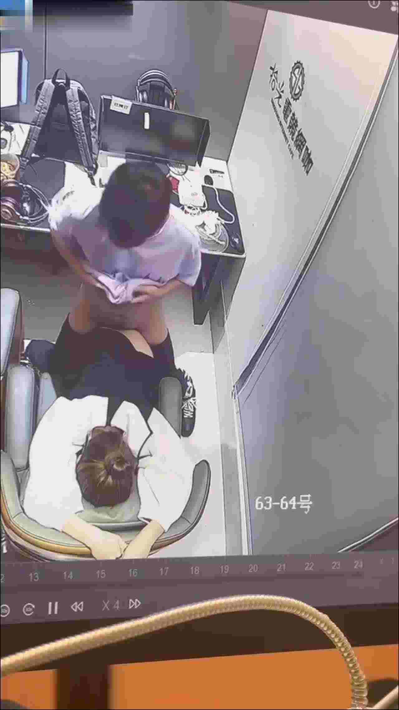  小年轻网吧直接开干丝滑后入抽插 的剧照8