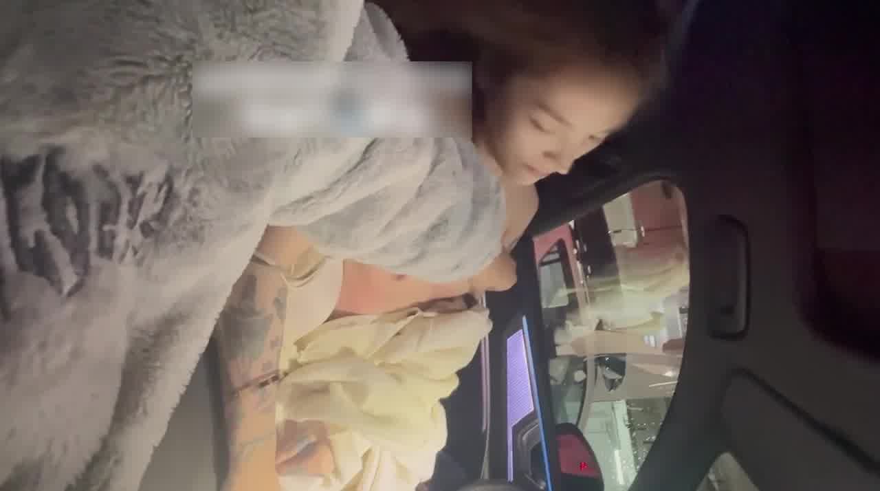  自购推特约炮大神免费版-你又不操我，只能我自己上来动！开上奥迪都不需自己动，不想戴套女主都不生气 的剧照8