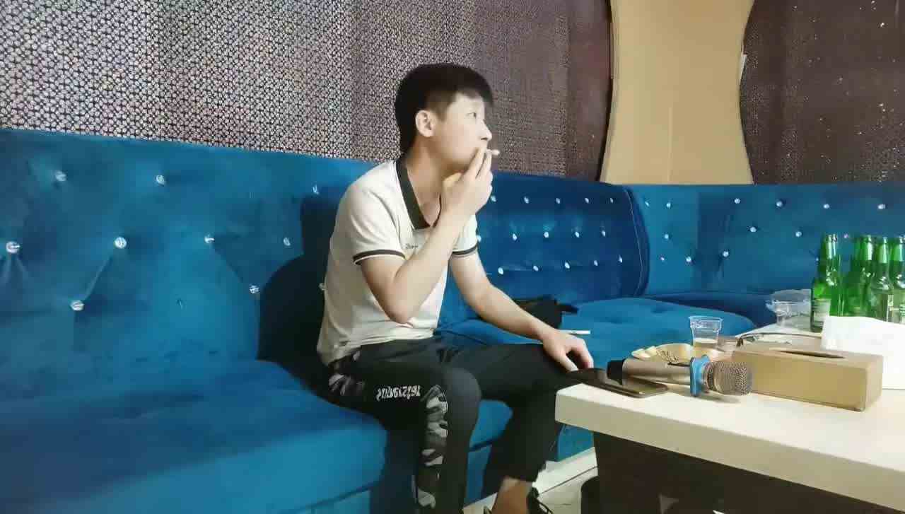  青春靓丽小姐姐，大长腿身姿曼妙，扶臀后入大吊猛烈撞击‘啊好舒服’歌声灯光映衬下啪啪双双高潮！ 的剧照6