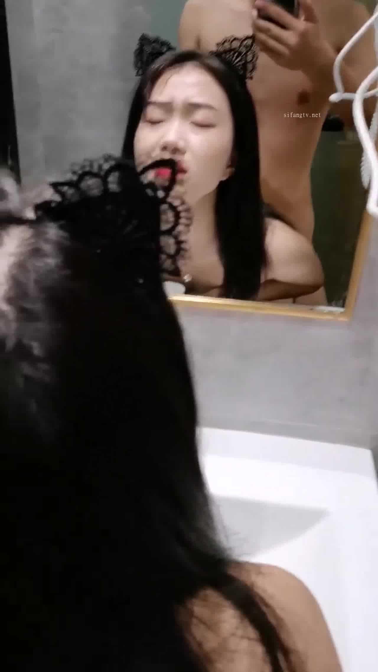  反差模特啪啪视频曝光，喜欢对着镜子做爱、深喉口交、从下往上舔JB，享受给快速抽插! 的剧照3