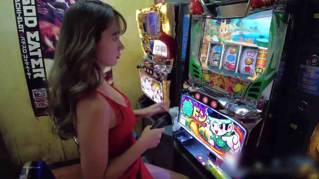  Naomi 打小钢珠时女友想爱爱 的剧照4