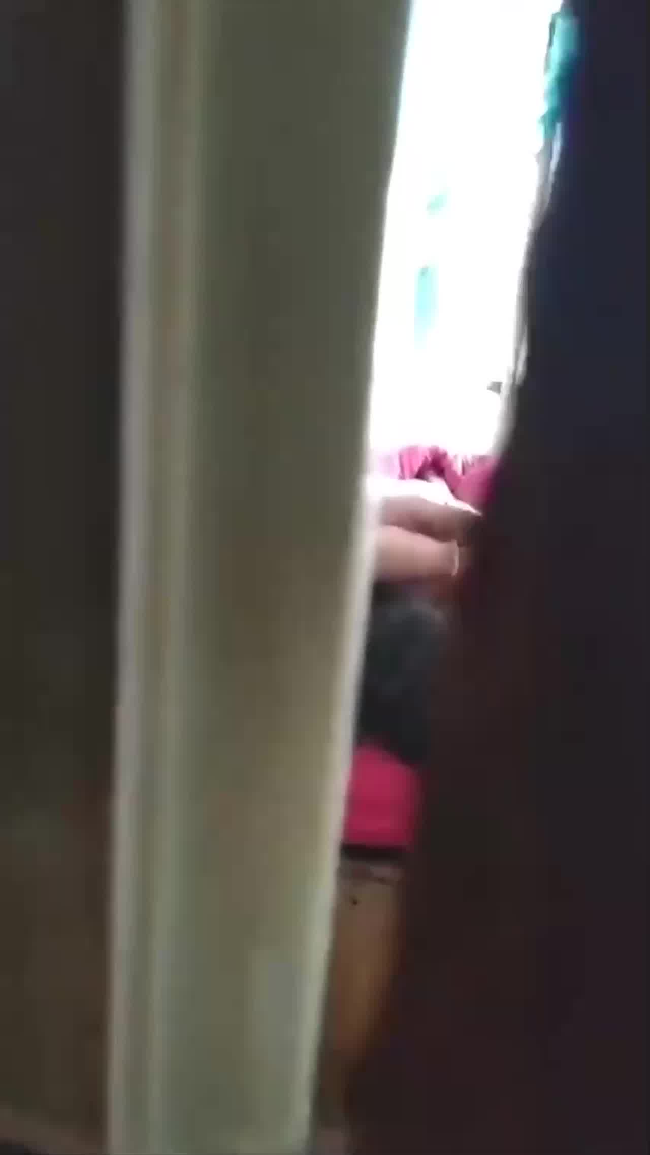  发现媳妇出轨了 媳妇还不知道 我受不了了 给我推一会儿_躲在衣柜里拍下媳妇与人出轨的视频 的剧照1