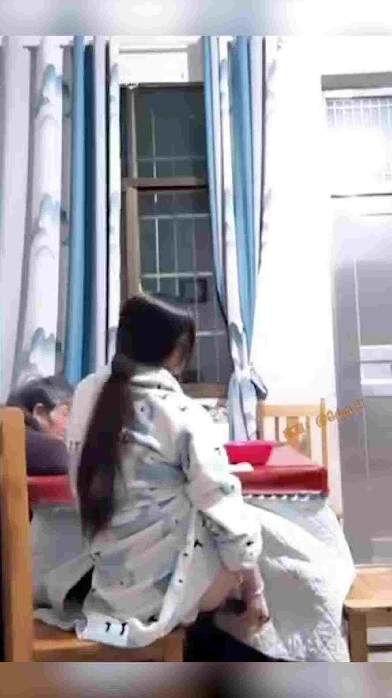  陪老妈看电视嗑瓜子 还摇起屁股用自慰器插逼 拔出来再插进去 贱母狗一条 的剧照4