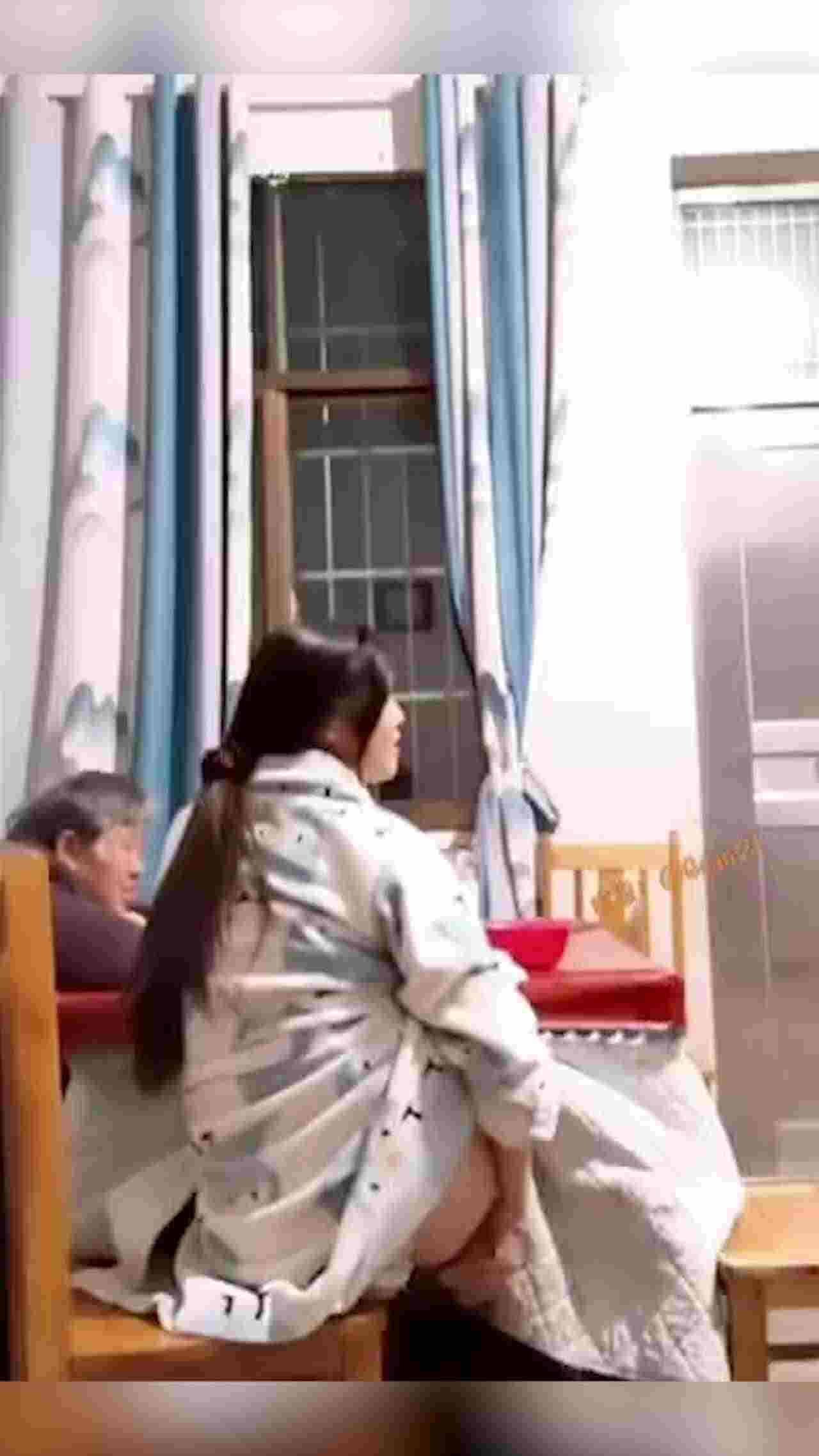  陪老妈看电视嗑瓜子 还摇起屁股用自慰器插逼 拔出来再插进去 贱母狗一条 的剧照8