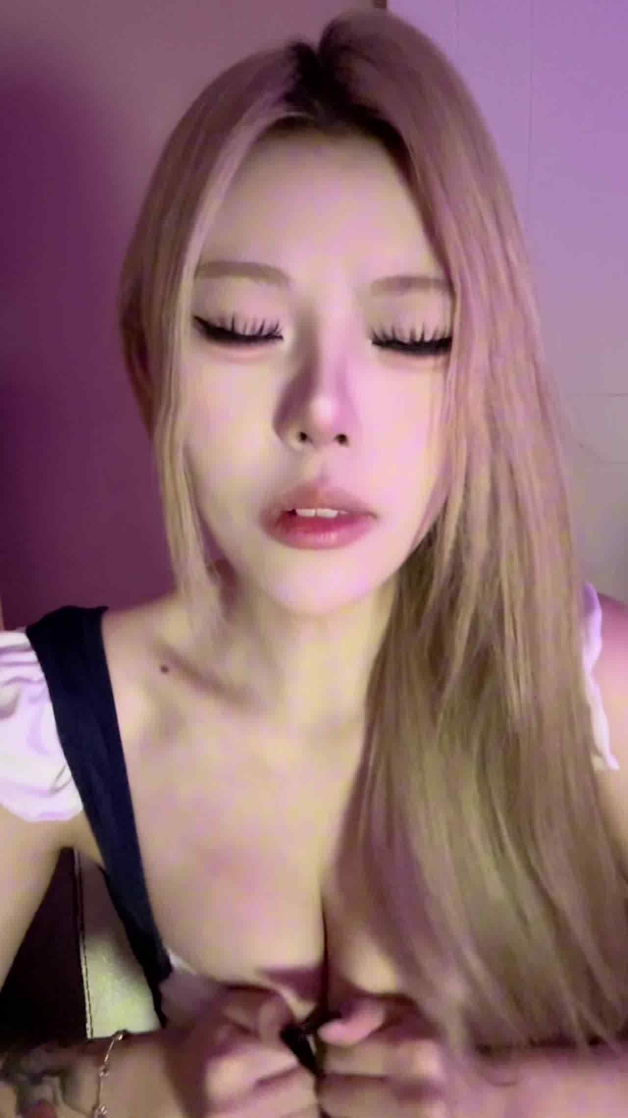  抖音网红大尺度阿黑颜自拍，反差婊母狗「枭娍」摆出一副欠操的脑残样！傻逼脸模拟口交，模拟高潮 的剧照2