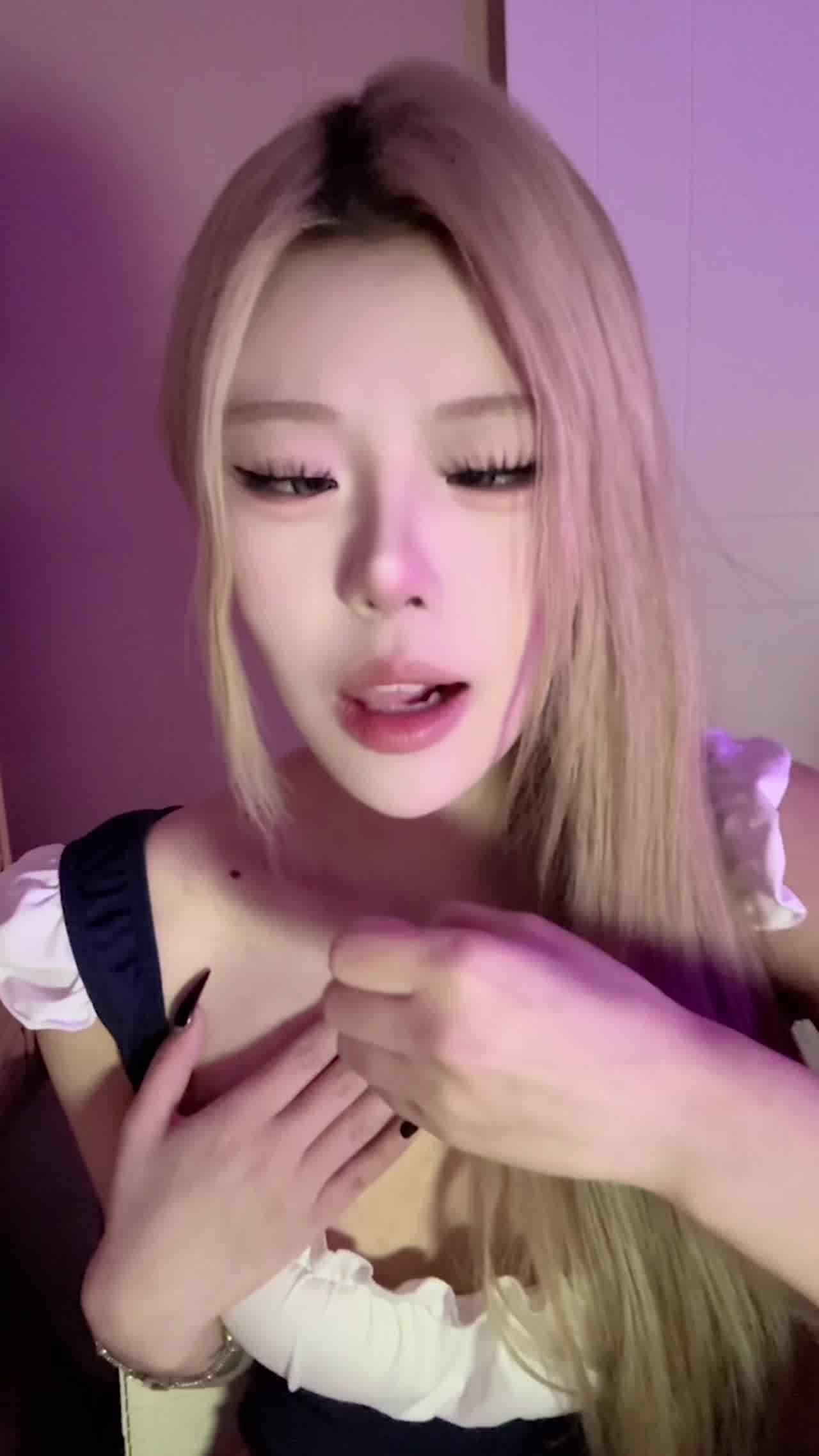  抖音网红大尺度阿黑颜自拍，反差婊母狗「枭娍」摆出一副欠操的脑残样！傻逼脸模拟口交，模拟高潮 的剧照4