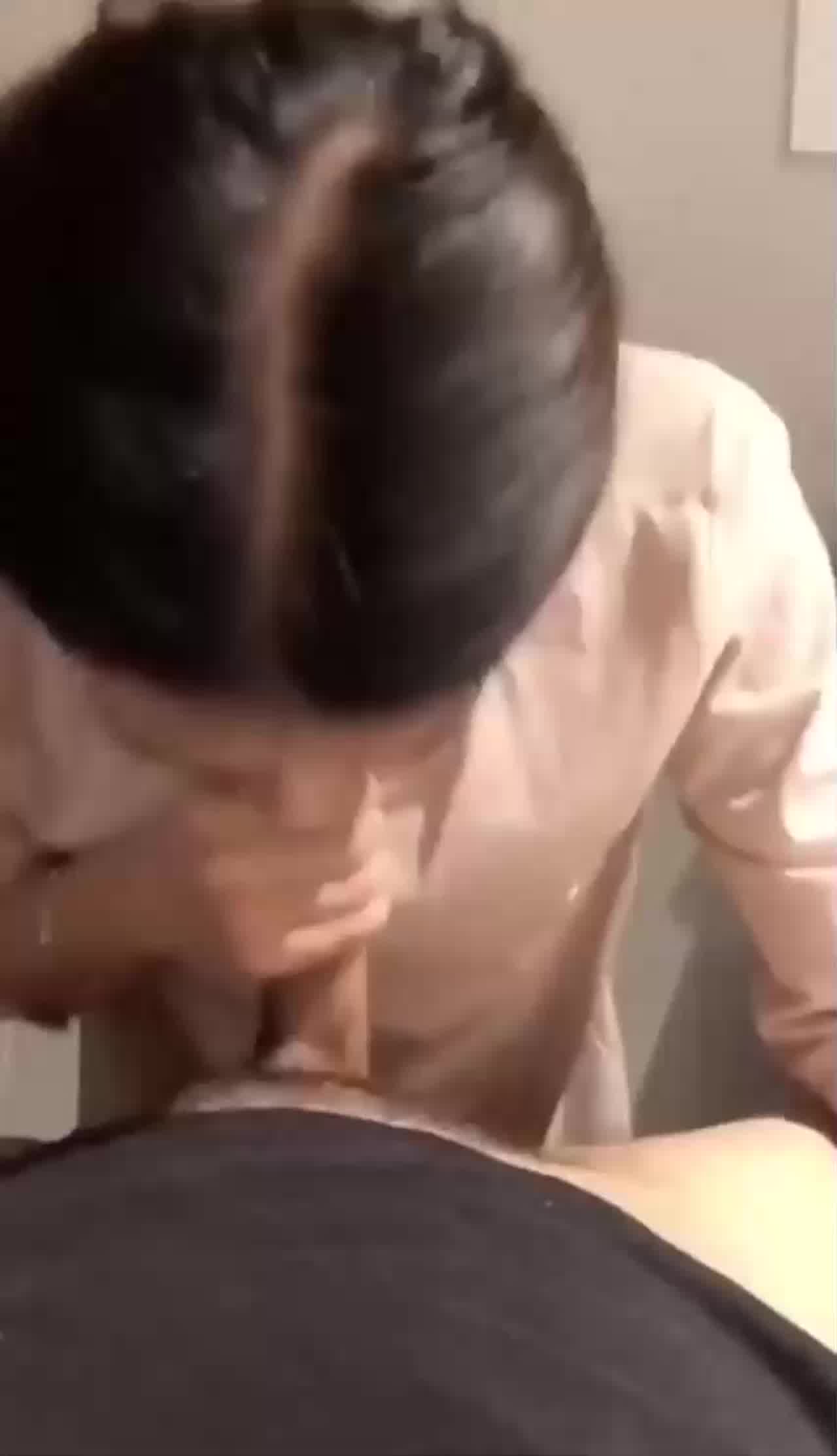  老婆闺蜜半夜睡不着觉，过来帮我打飞机 爽！ 的剧照10