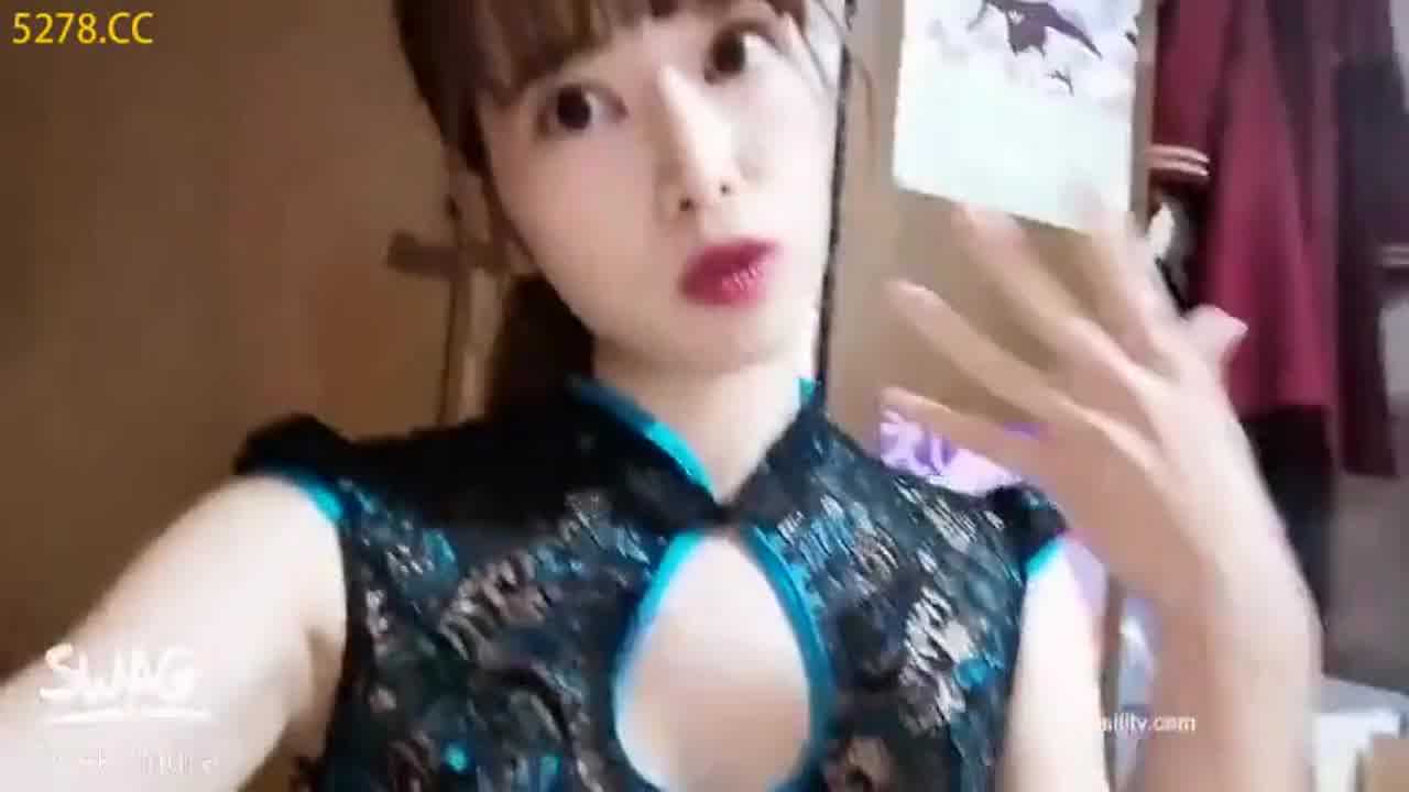  台湾 白色泳衣美臀半露乳吊带旗袍全裸后入视角蕾丝乳摇摇镂空紧身衣 的剧照8