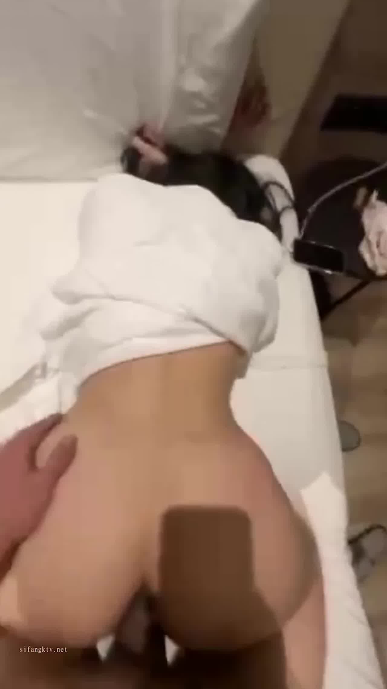  富二代酒店约炮极品身材的嫩模 的剧照9