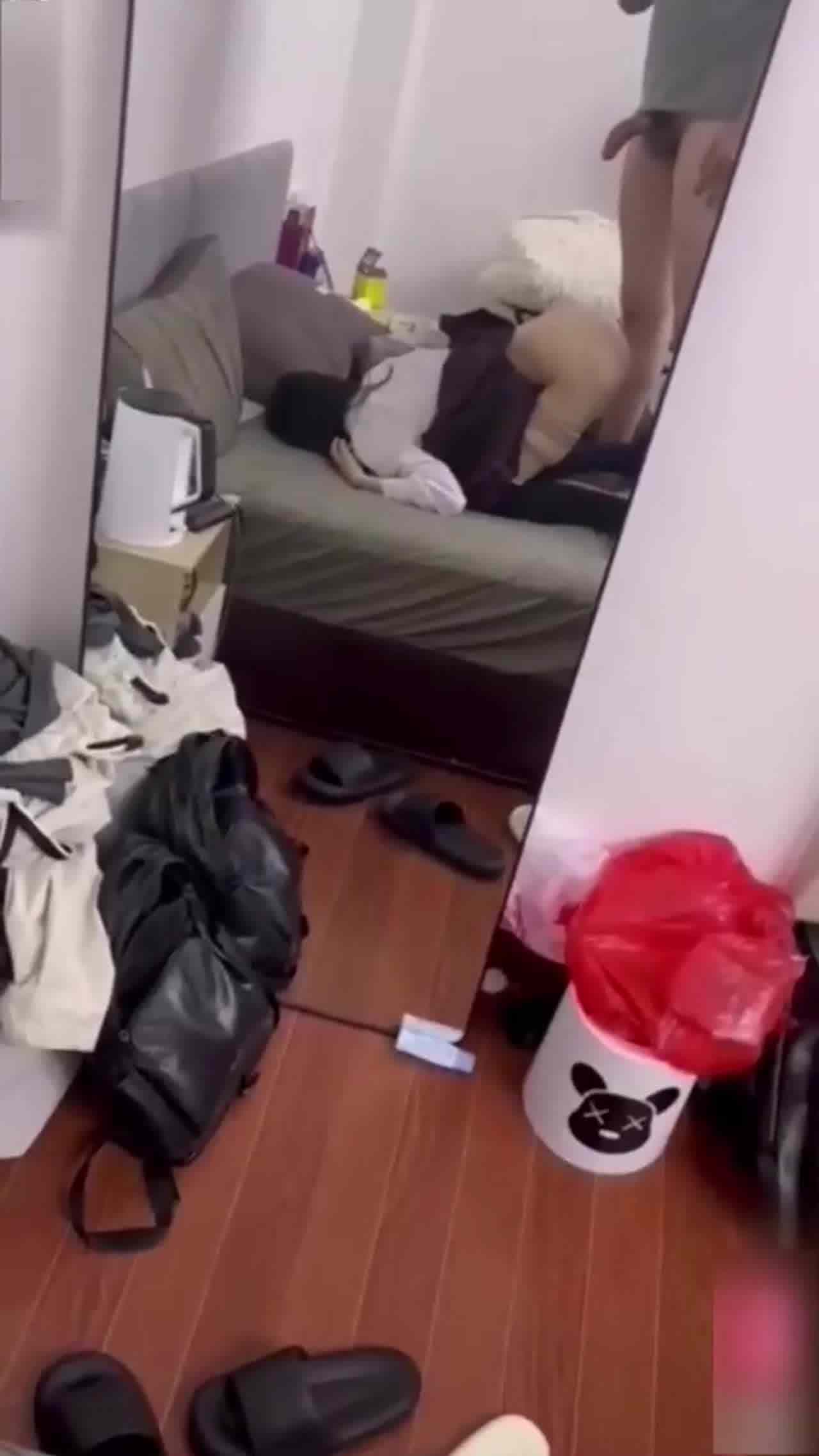  大神调教05年清纯ik学妹，深喉口爆，大屌无情输出淫穴，小脸都被爸爸打肿了，后入内射！ 的剧照9